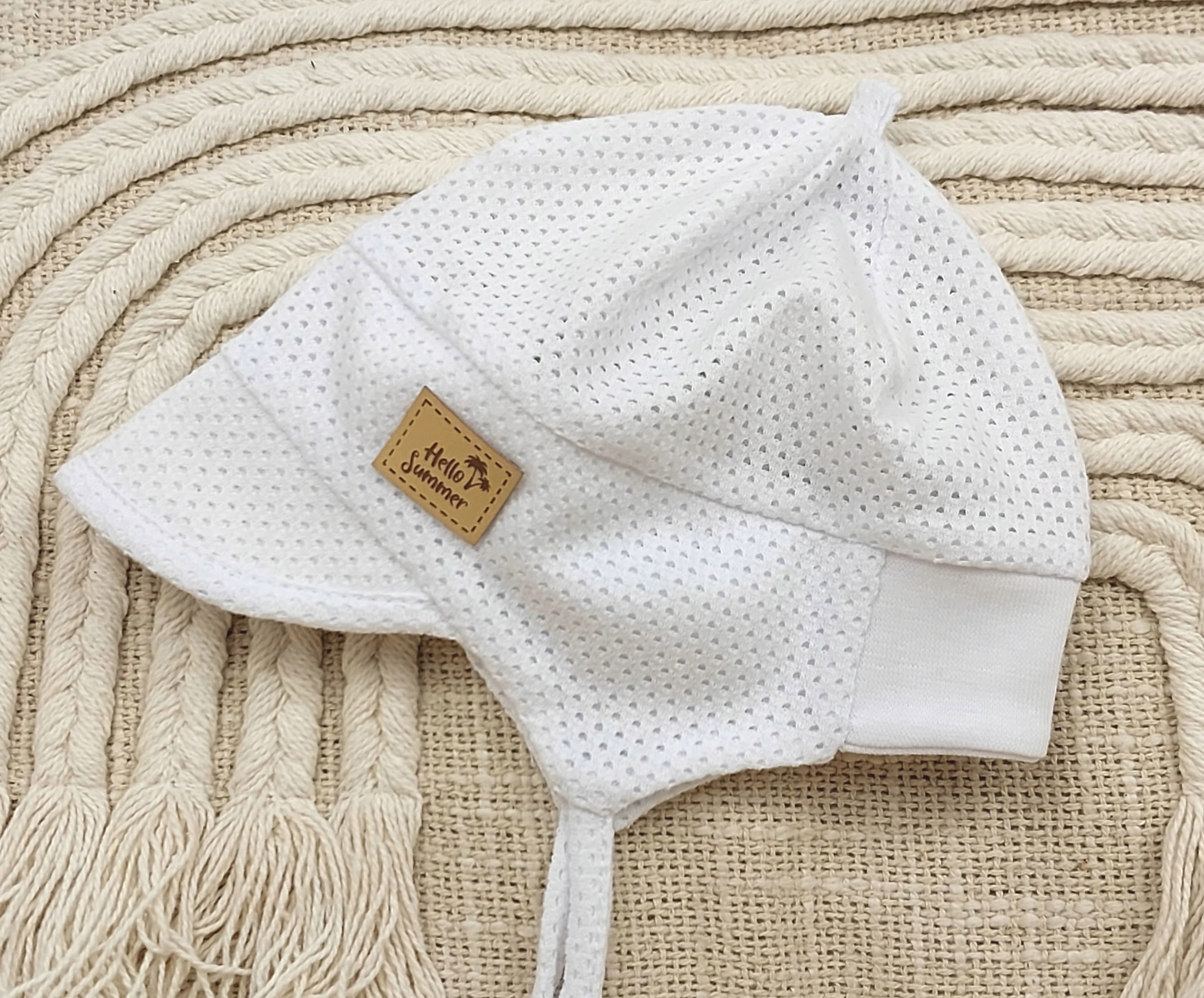 CZAPKA AŻUROWA Z DASZKIEM PRZEWIEWNA LATO 42-44 BIAŁA Kolor biały