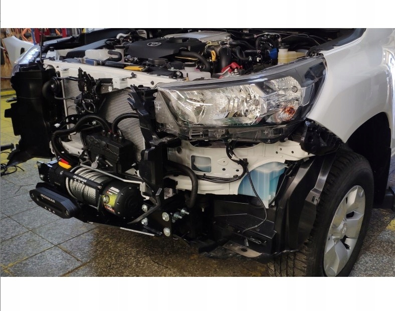 Toyota Hilux SR5 2021 plyta pod wyciagarke Material stal