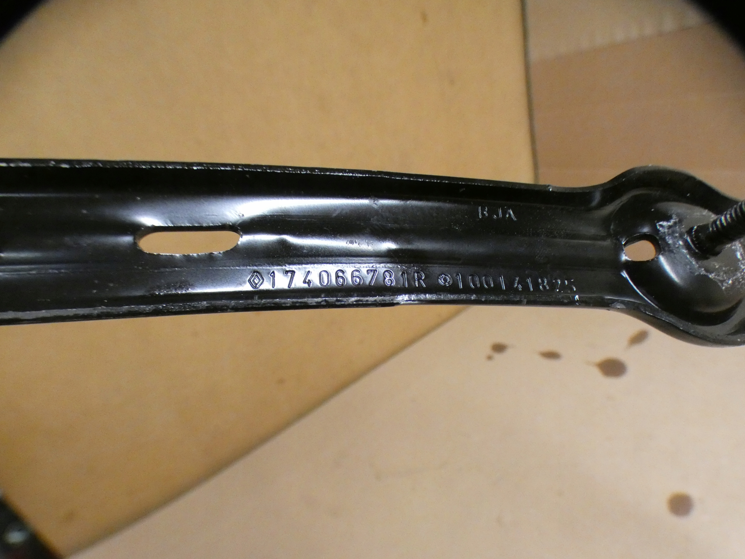 RENAULT CLIO V 1.6 E-TECH Support plaque Poignée Réservoir Carburant 174066781R