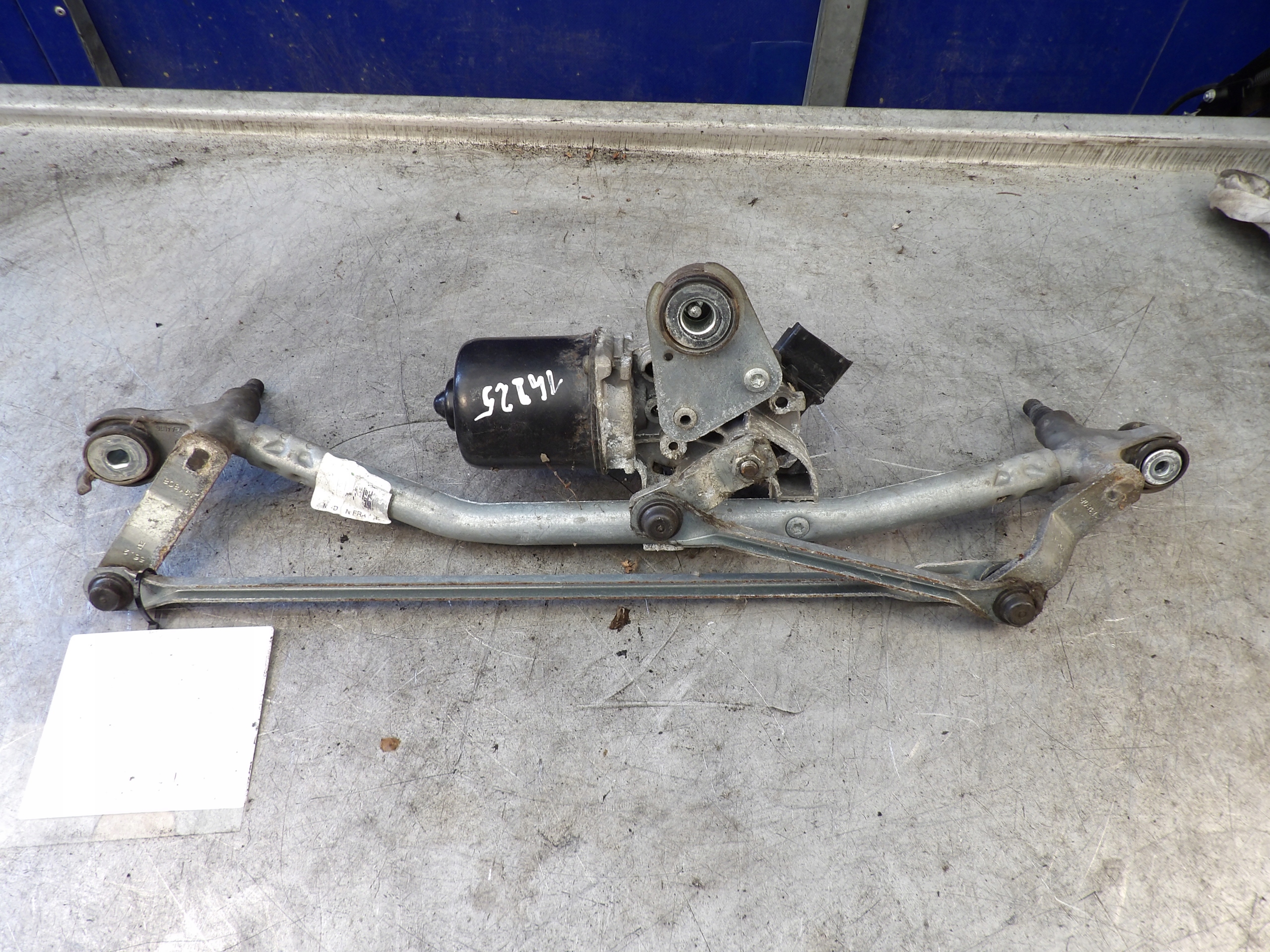 Citroen C3 and wiper mechanism front 1,4B