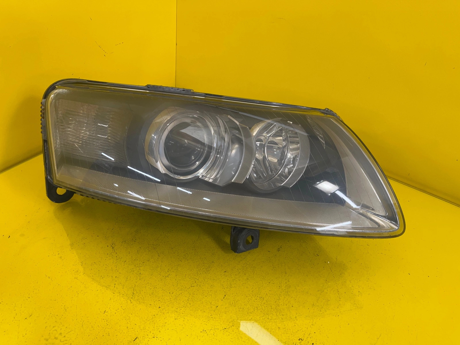light right Audi A6 C6 4F0 BI-XENON Nieskretna