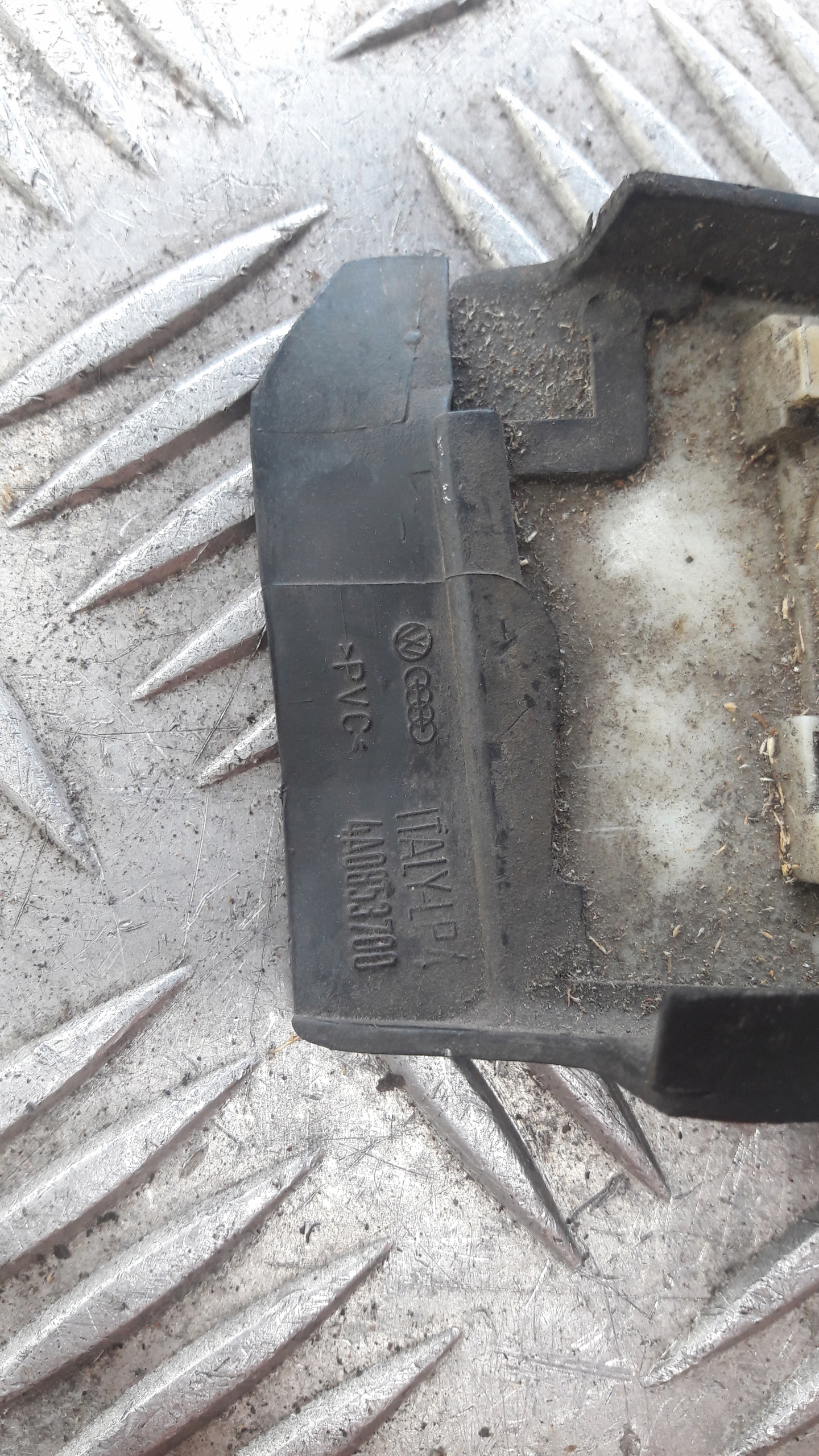 AUDI A6 C4 Blende Abdeckung hinten des Kotflügels 4a0853700