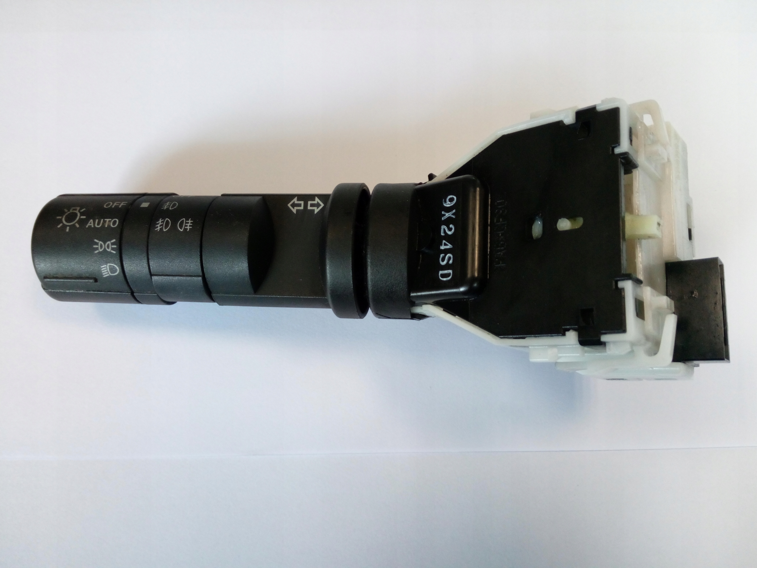 PRZEŁĄCZNIK ŚWIATEŁ QASHQAI I ORYG.*