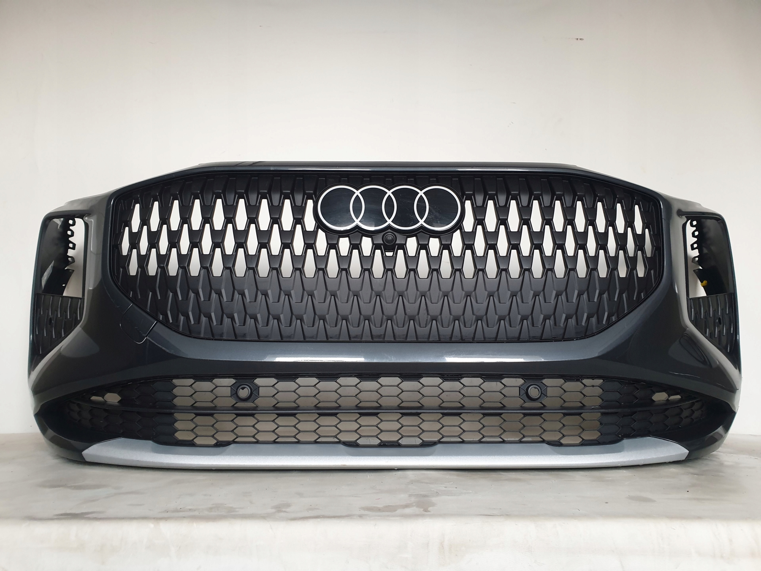AUDI Q3 III 83H 25-> bumper front front 6 x PDC 83H807437