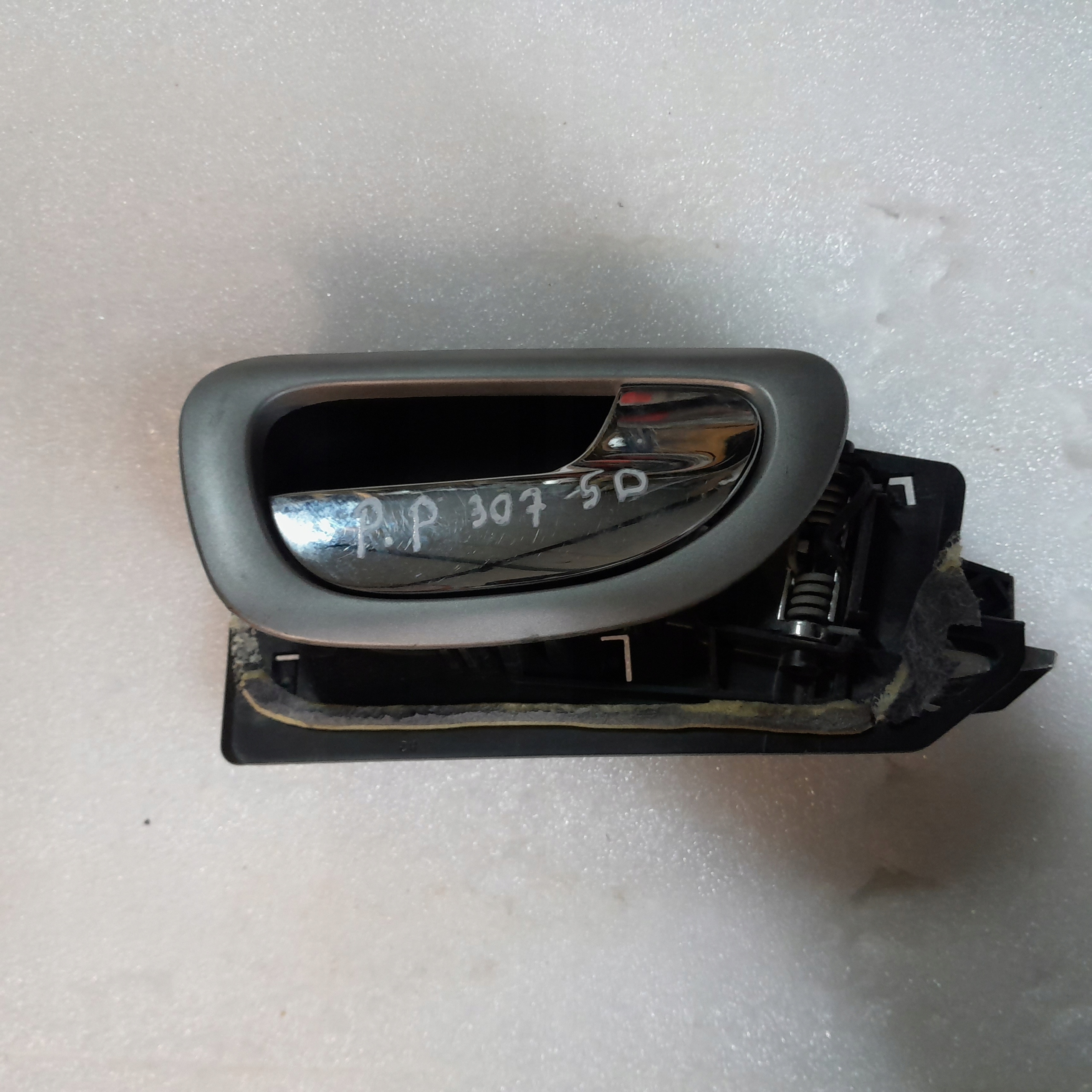 KLAMKA WEWNETRZNA PRAWY PRZOD PEUGEOT 307 HB 5D