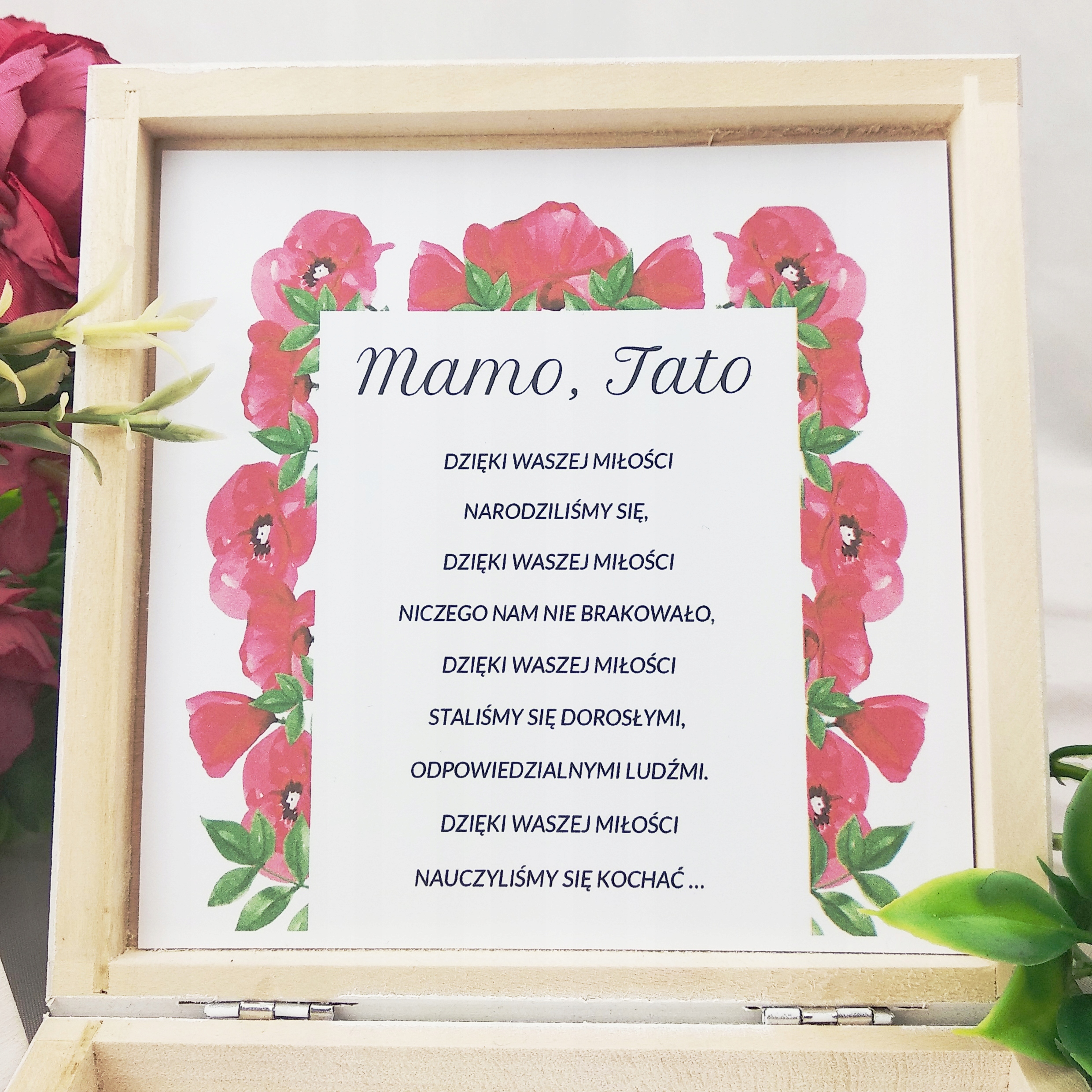 PUDEŁKO DREWNIANE PROŚBA ZAPROSZENIE DLA RODZICÓW MAKI NAŚLUB WESELE Y3 Kolor dominujący czerwony