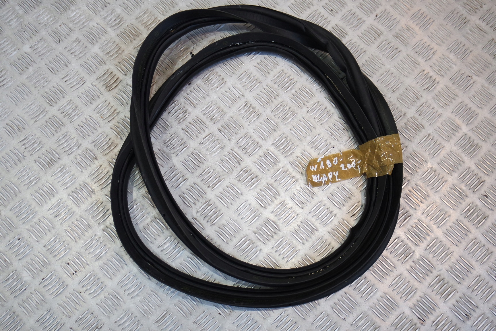 USZCZELKA KLAPY MERCEDES W190 GT AMG A1906930098