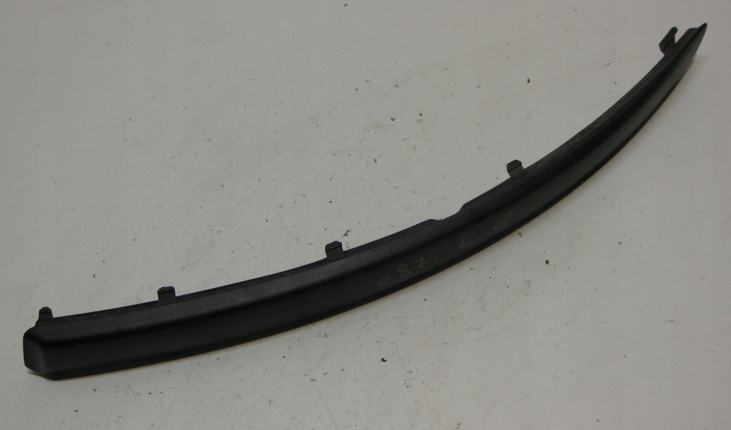 BMW E87 5D 07R lišta nárazníku levý předek 7166585