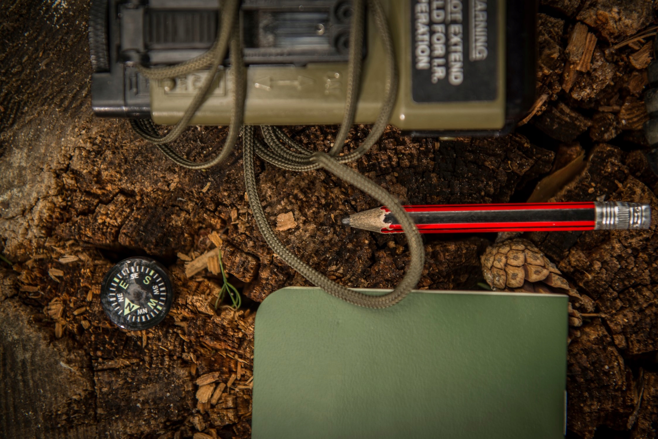 KOMPAS MAGNETYCZNY ŚWIECĄCY W CIEMNOŚCI UCIECZKOWY KOMPAS GUZIKOWY LARGE Marka Helikon-Tex