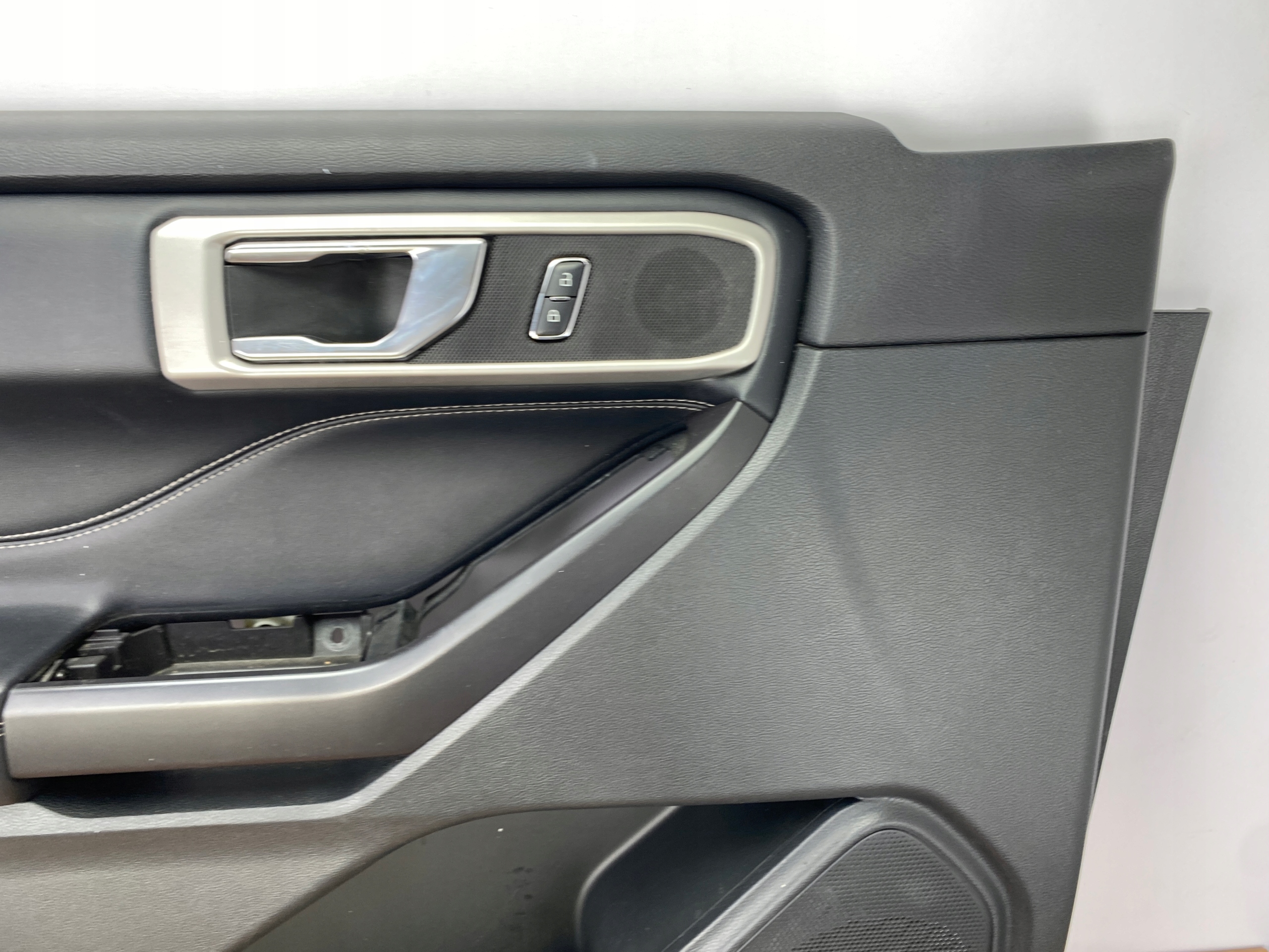 side door left front Ford Explorer VI 2020+ USA