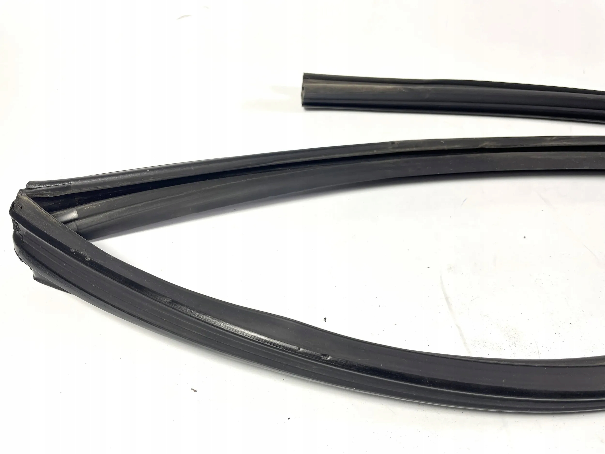 Ram 1500 V gasket windows door right front 2019+