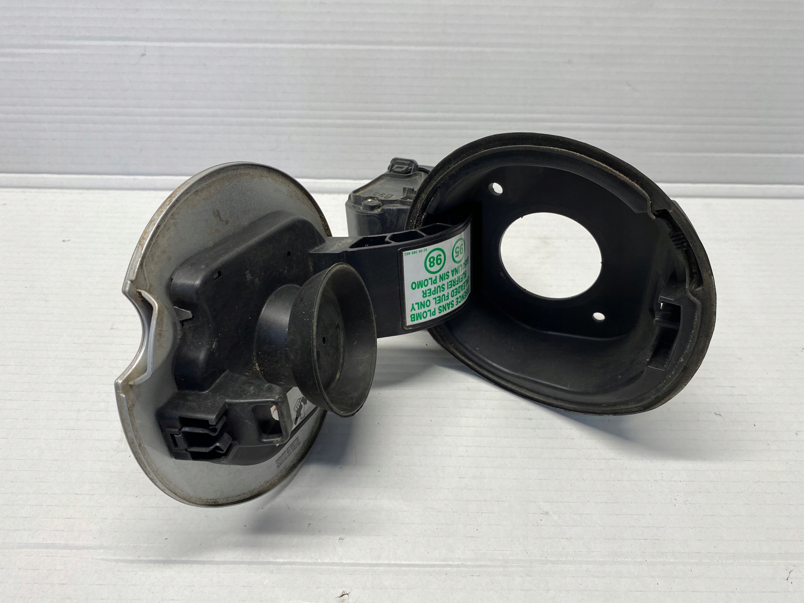 KLAPKA WLEWU PALIWA 781200005R RENAULT MEGANE III HB Waga produktu z opakowaniem jednostkowym 1 kg