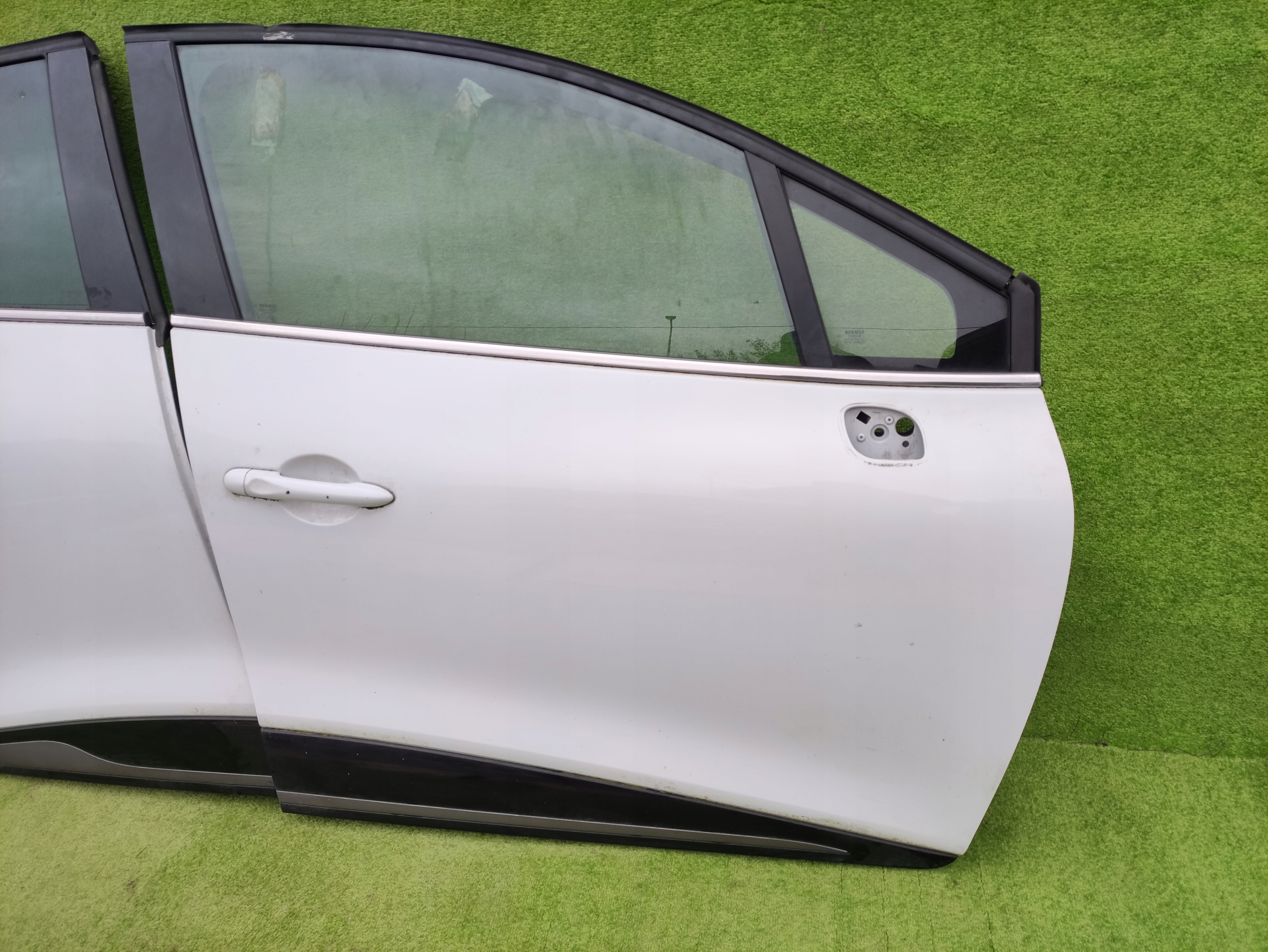 RENAULT CLIO IV 12- DRZWI PRAWE PRZEDNIE PRZÓD DV369