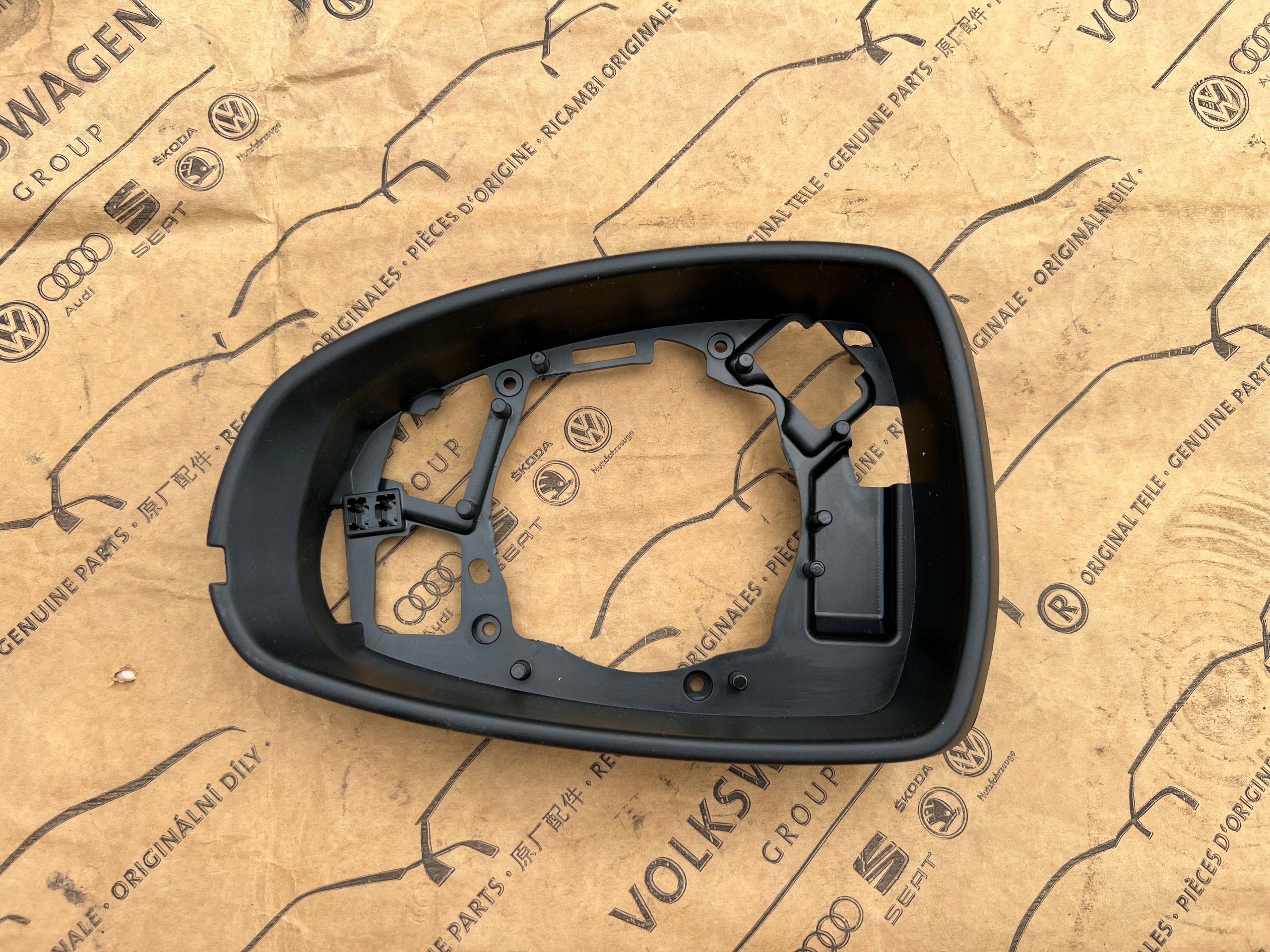 8x0857239 НОВЕ ОРИГІНАЛ РАМКА ДЗЕРКАЛА ЗОВНІШНІЙ ЛІВ. ДО AUDI A1