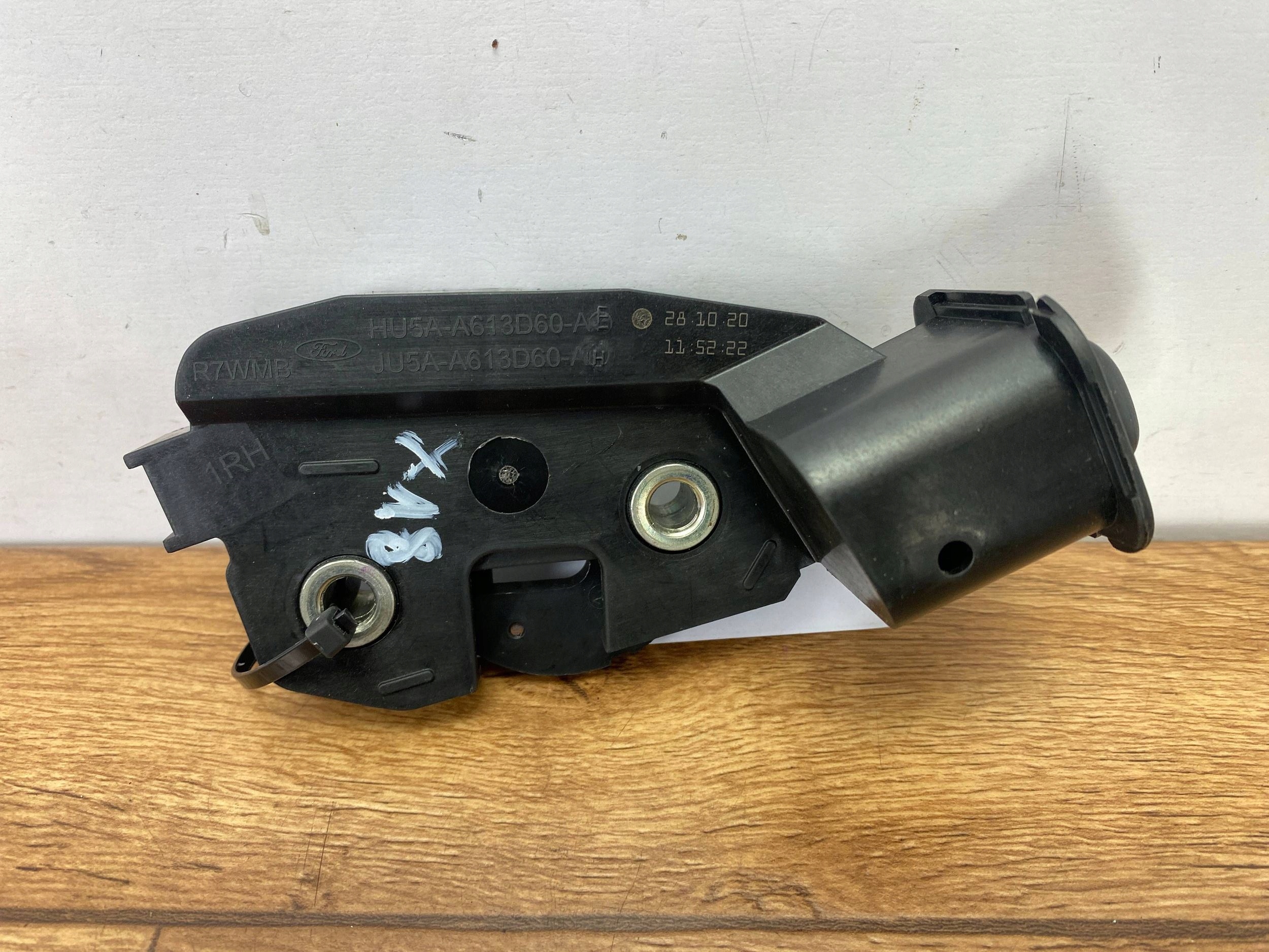 lock kanapy rear part Ford Escape IV Kuga MK3 2020+