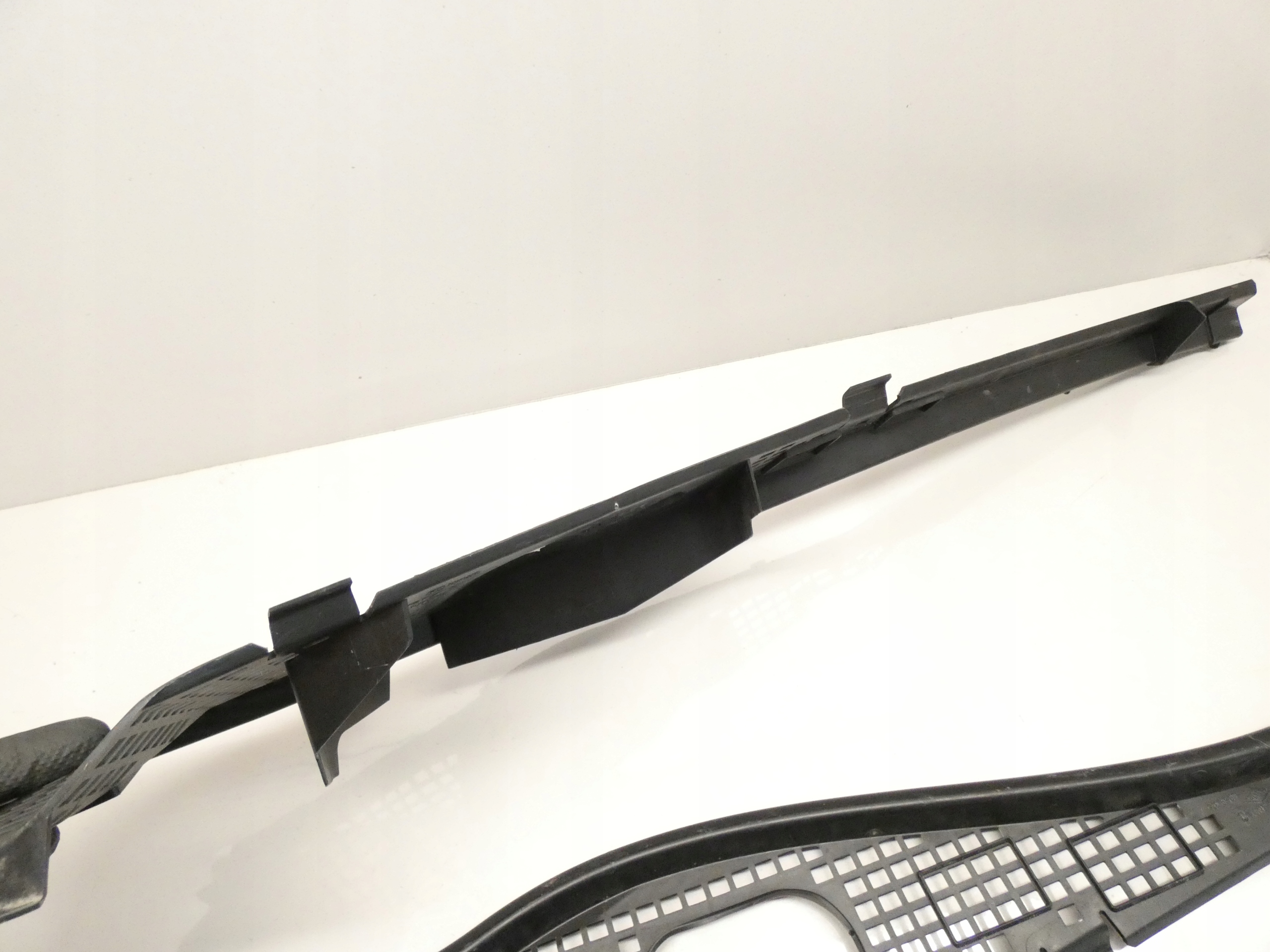 Griglia gocciolatoio in plastica DACIA LOGAN e MCV e 04-12 KOMPLET 2SZT