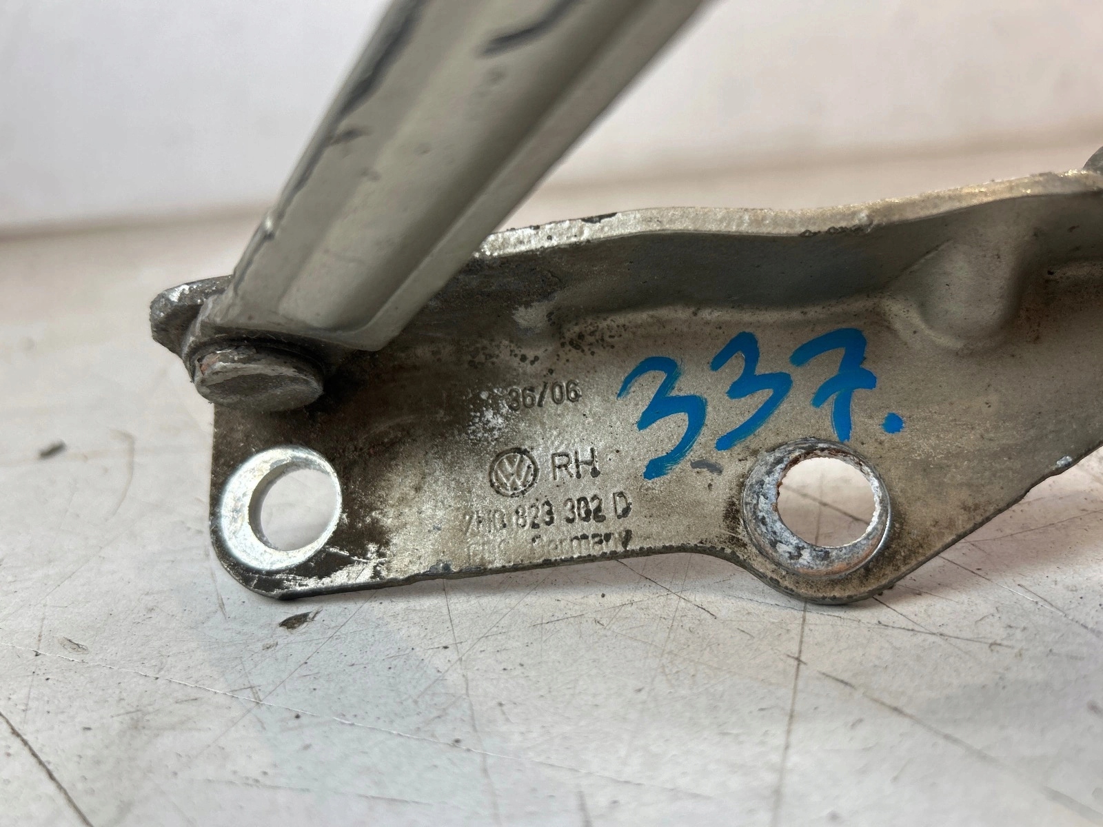 hinge bonnets front front right Volkswagen T5