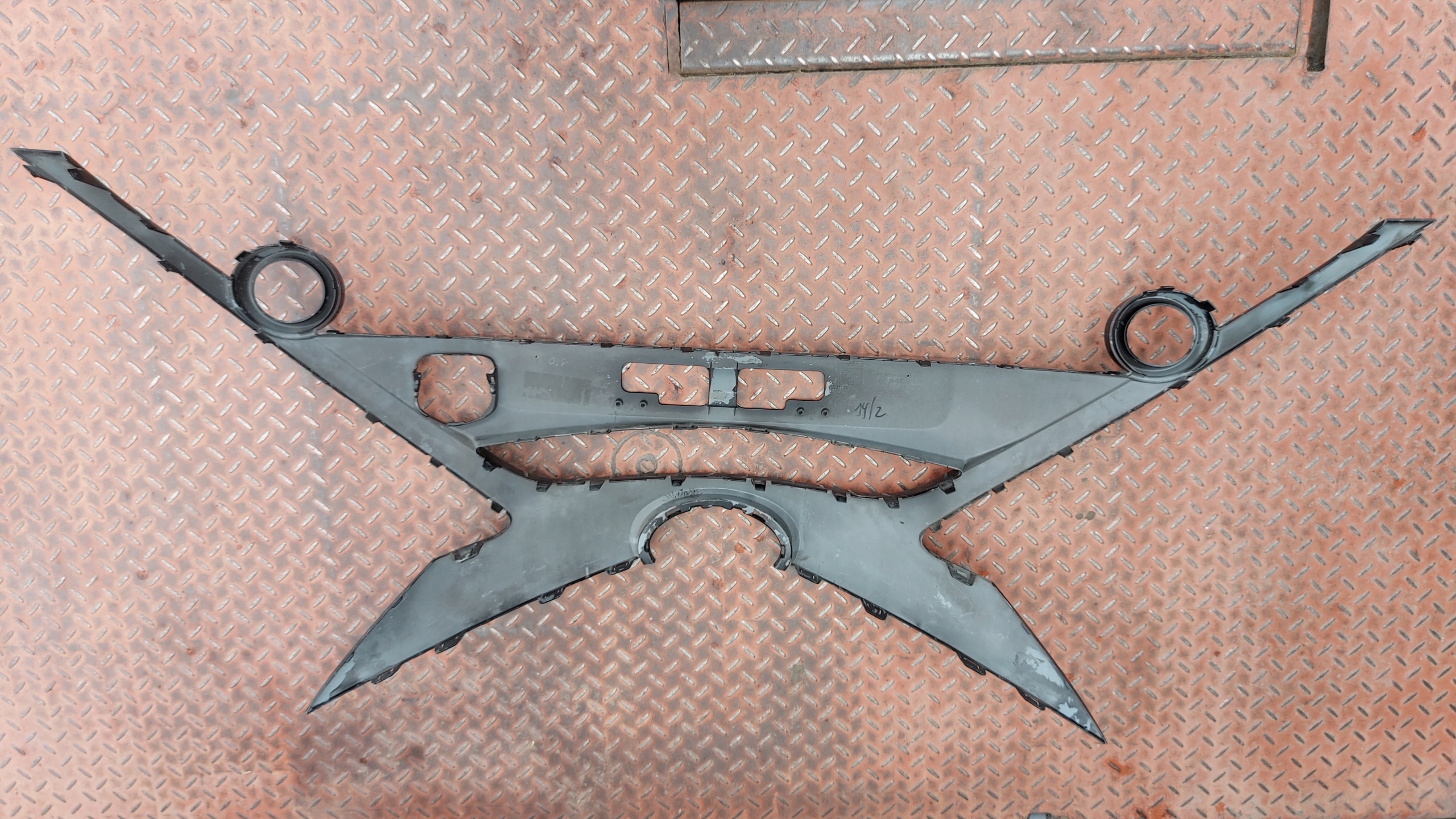 grid of a bumper central lower front front TOYOTA AYGO II 14