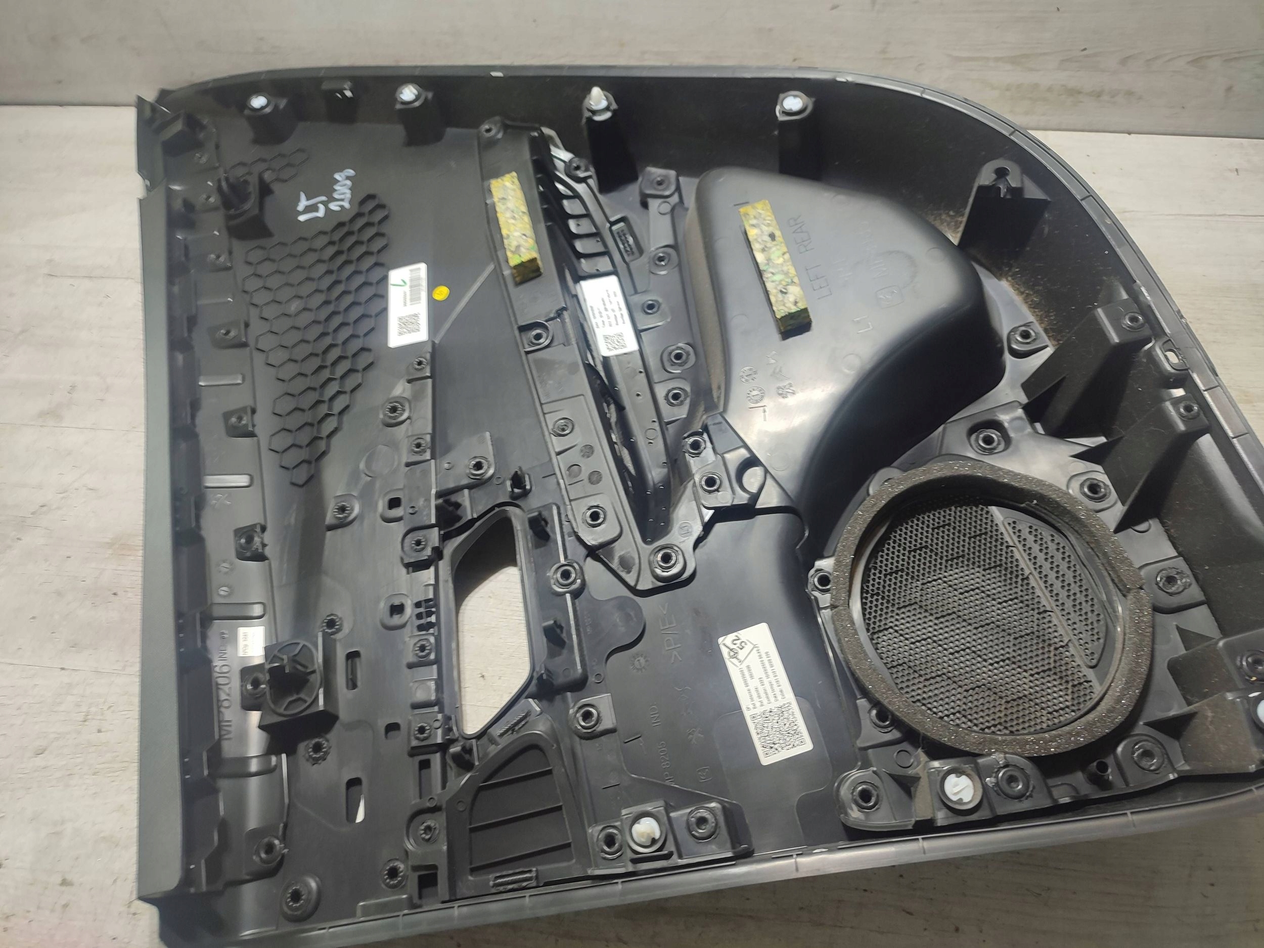 Peugeot 2008 II 2020 rear part side left side / side door tylnych