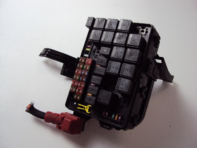 SKRZYNKA BEZPIECZNIKÓW MASERATI QUATTROPORTE VI FL