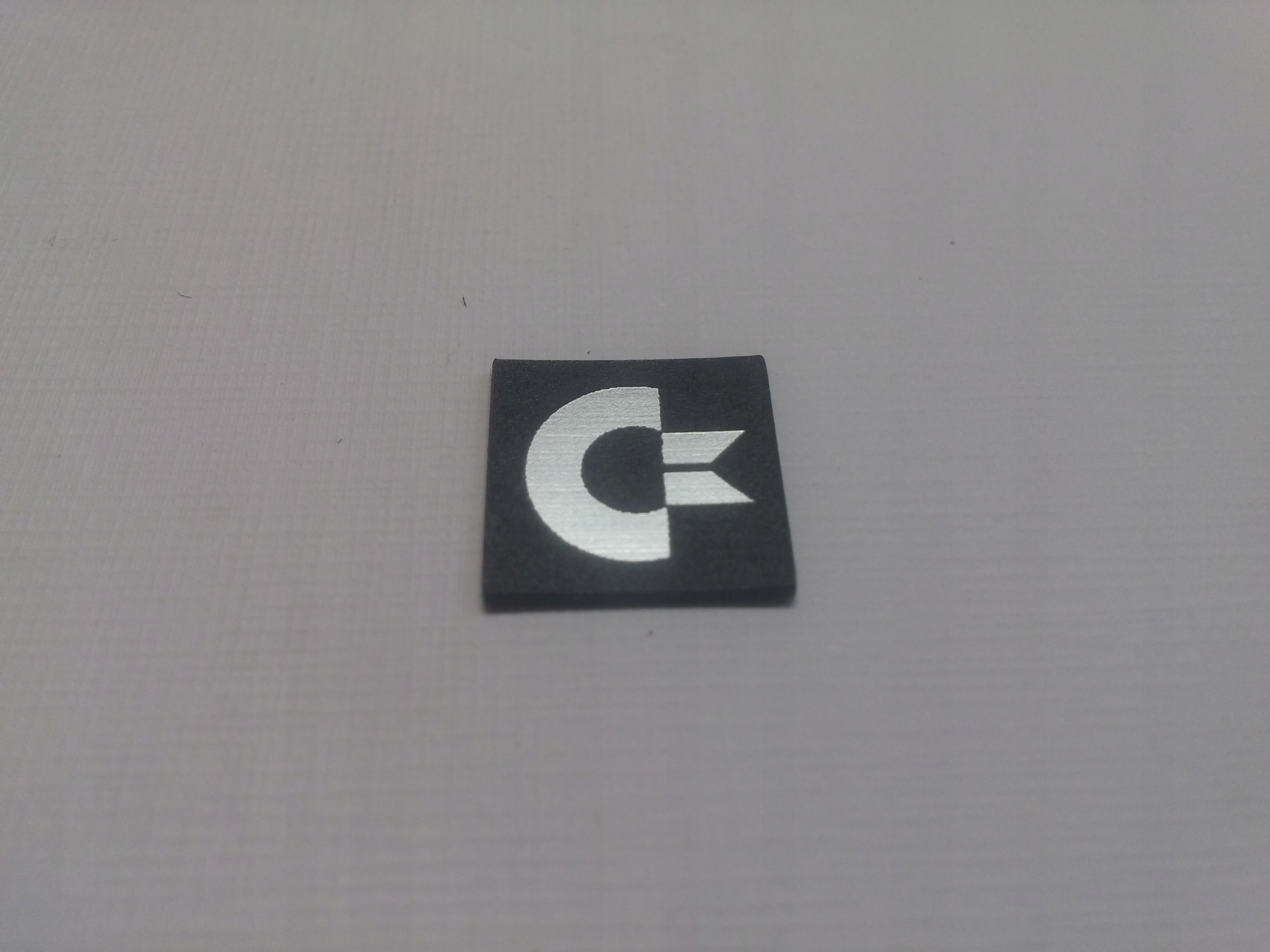 

Commodore naklejka emblemat 24 x 24 mm *srebrna