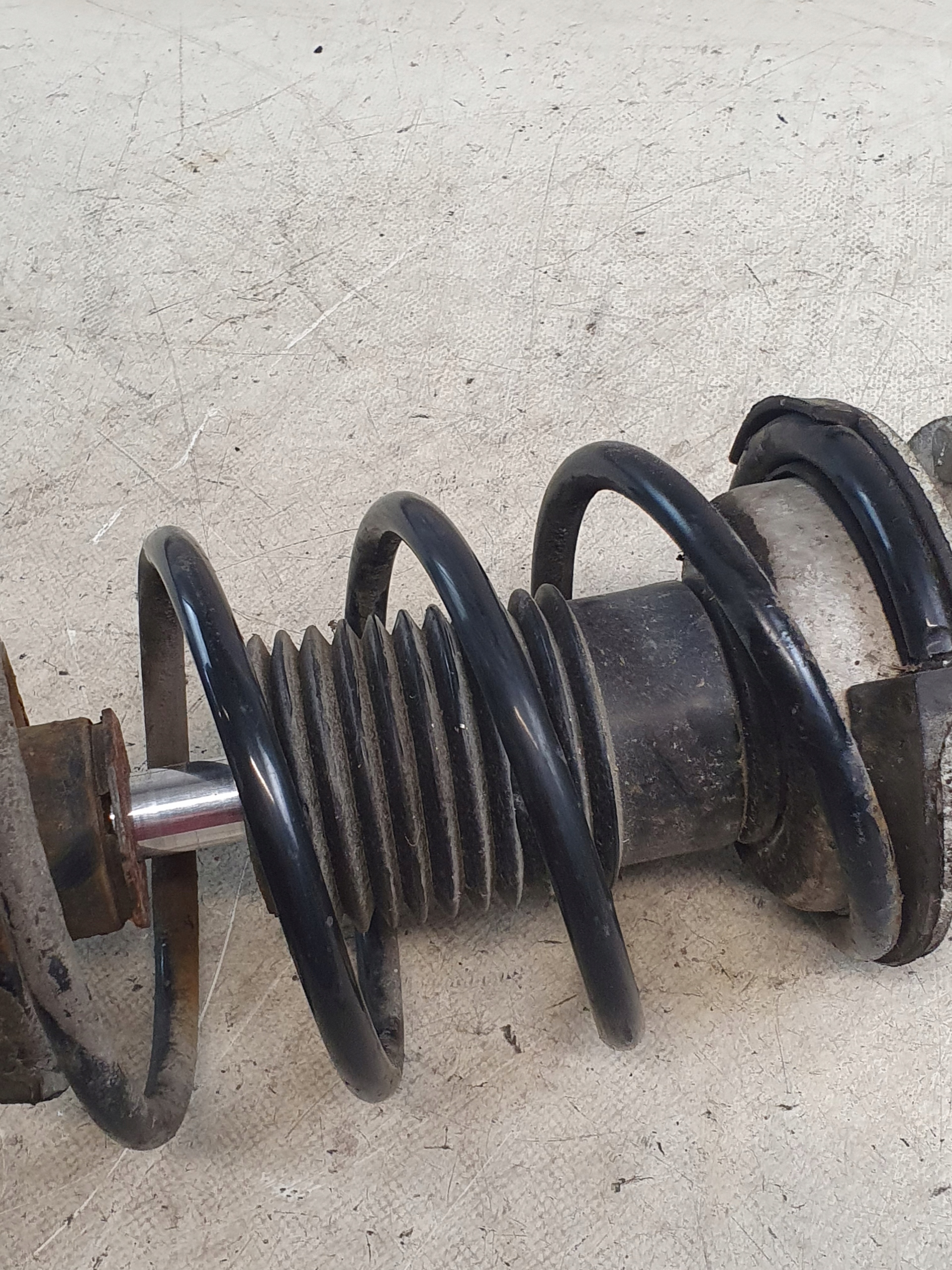 McPherson swing shock absorber left front BMW E91 320d 2.0D 06r.