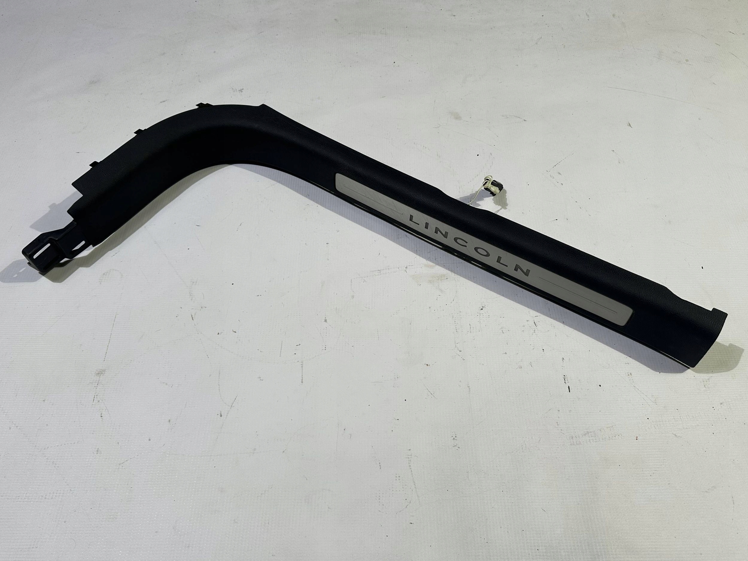 cap moulding cover of the threshold left Lincoln Continental 2017+