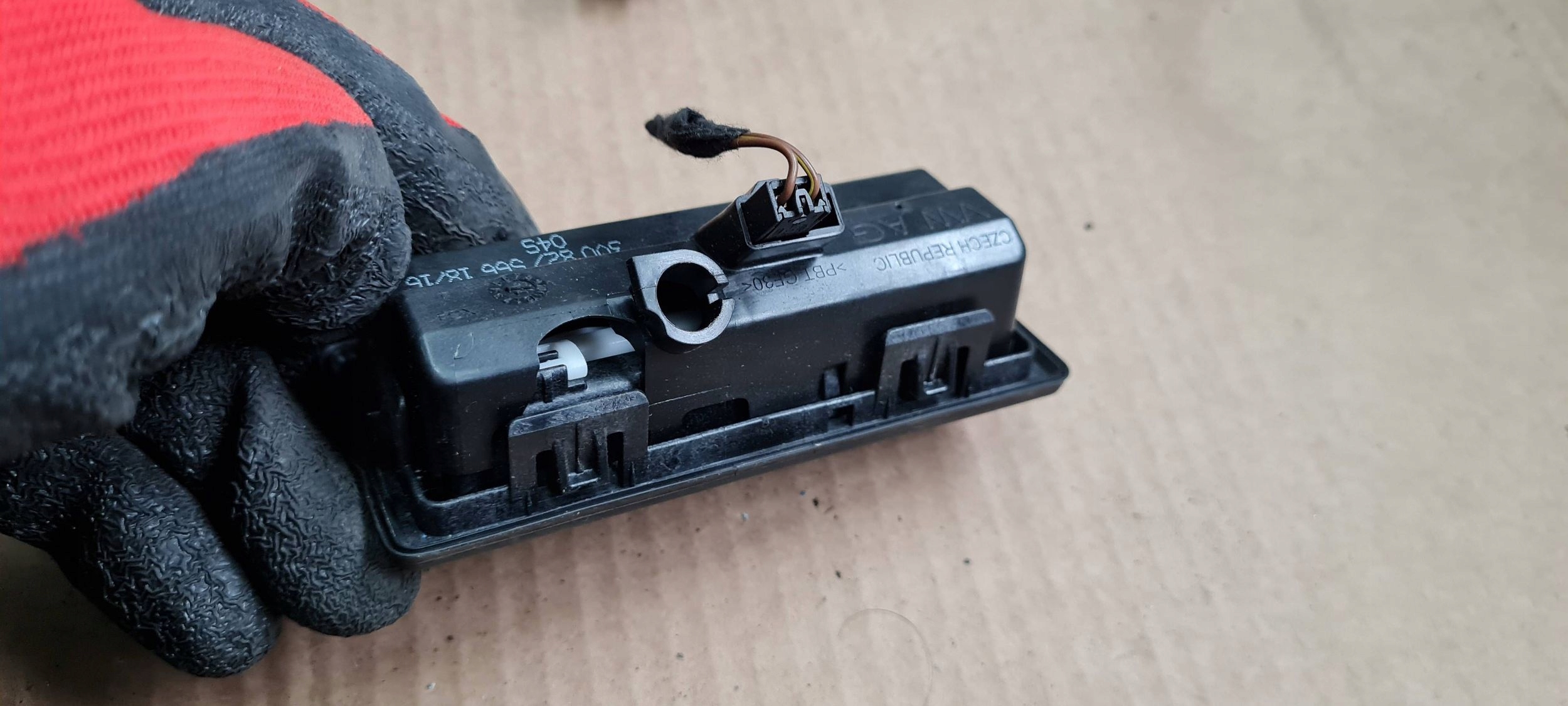 A4 B9 8W PRZYCIK bonnet boot MIKROSTYK 3V0827566 A5 8W