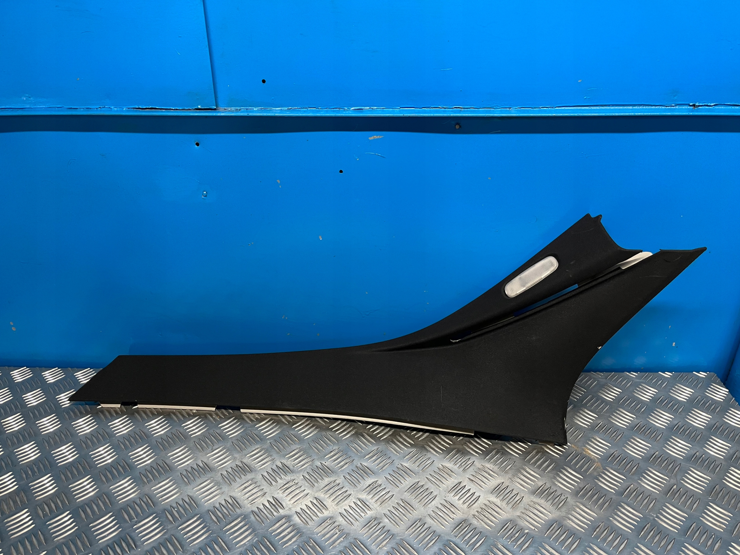 A2126900925 - MERCEDES W212 LIFT левая отделка стойки крышка