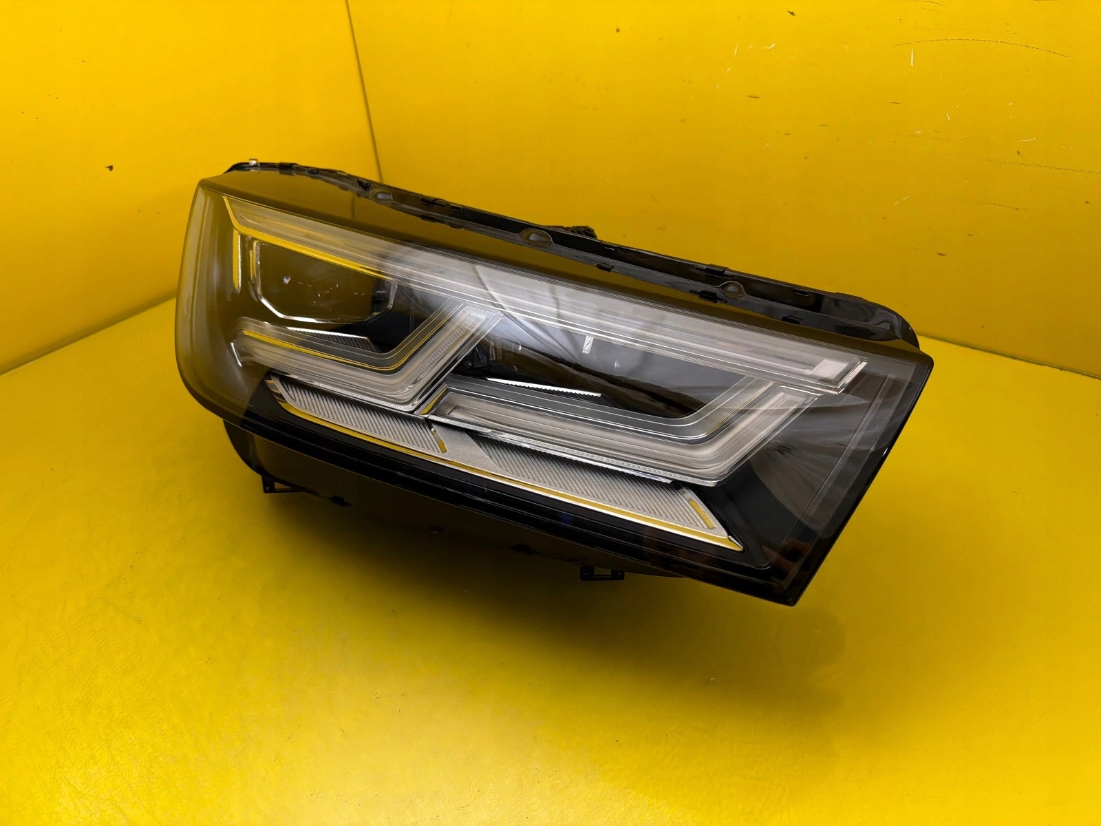 light right front Audi Q5 80A 2016- Matrix 80A941036