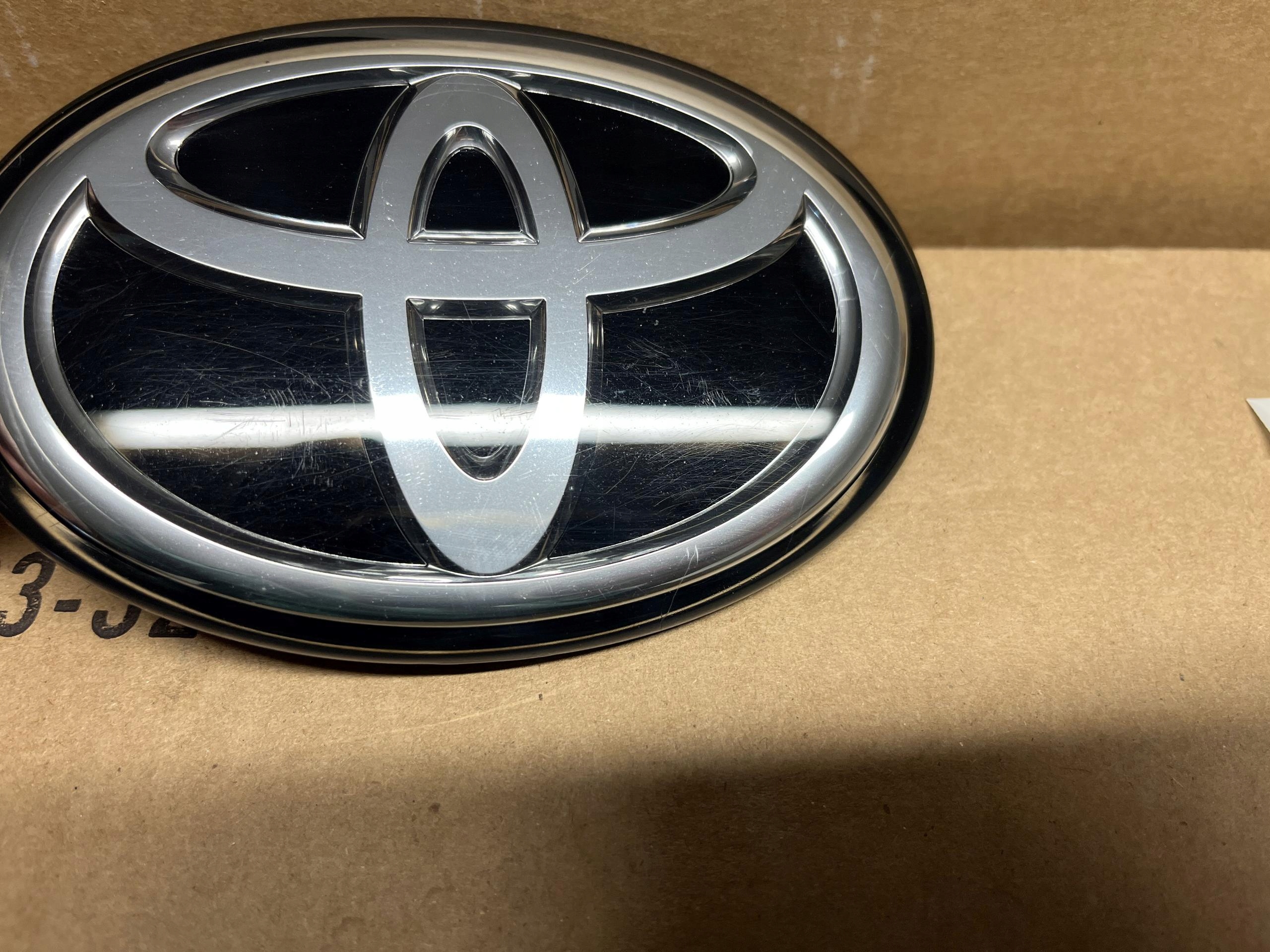 TOYOTA YARIS IV COROLLA GR SPORT EMBLEMAT ZNACZEK 90975-02148 Szerokość produktu 8.7 cm