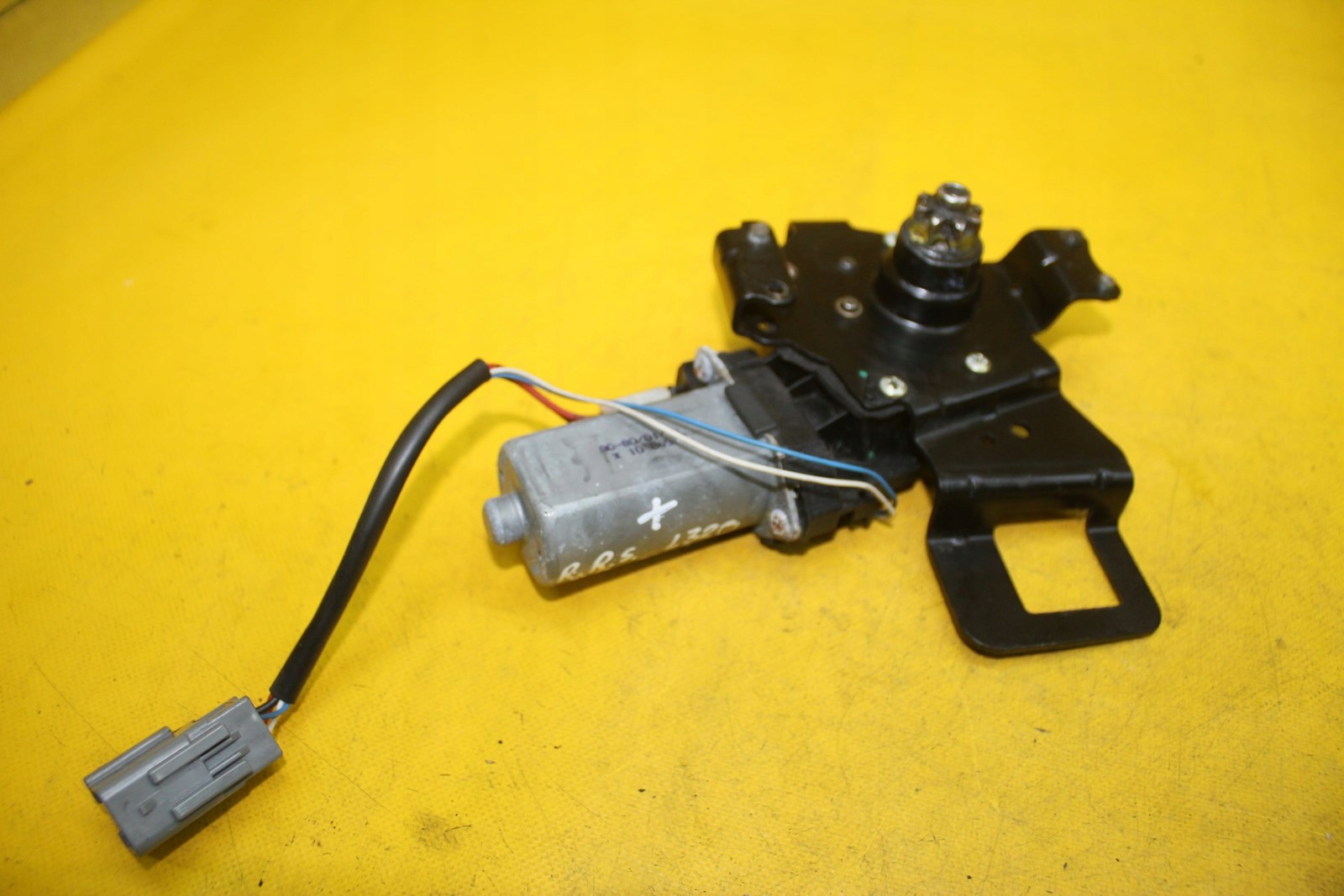 The MOTOR of the SEAT RIGHT FRONT Range SPORT L320