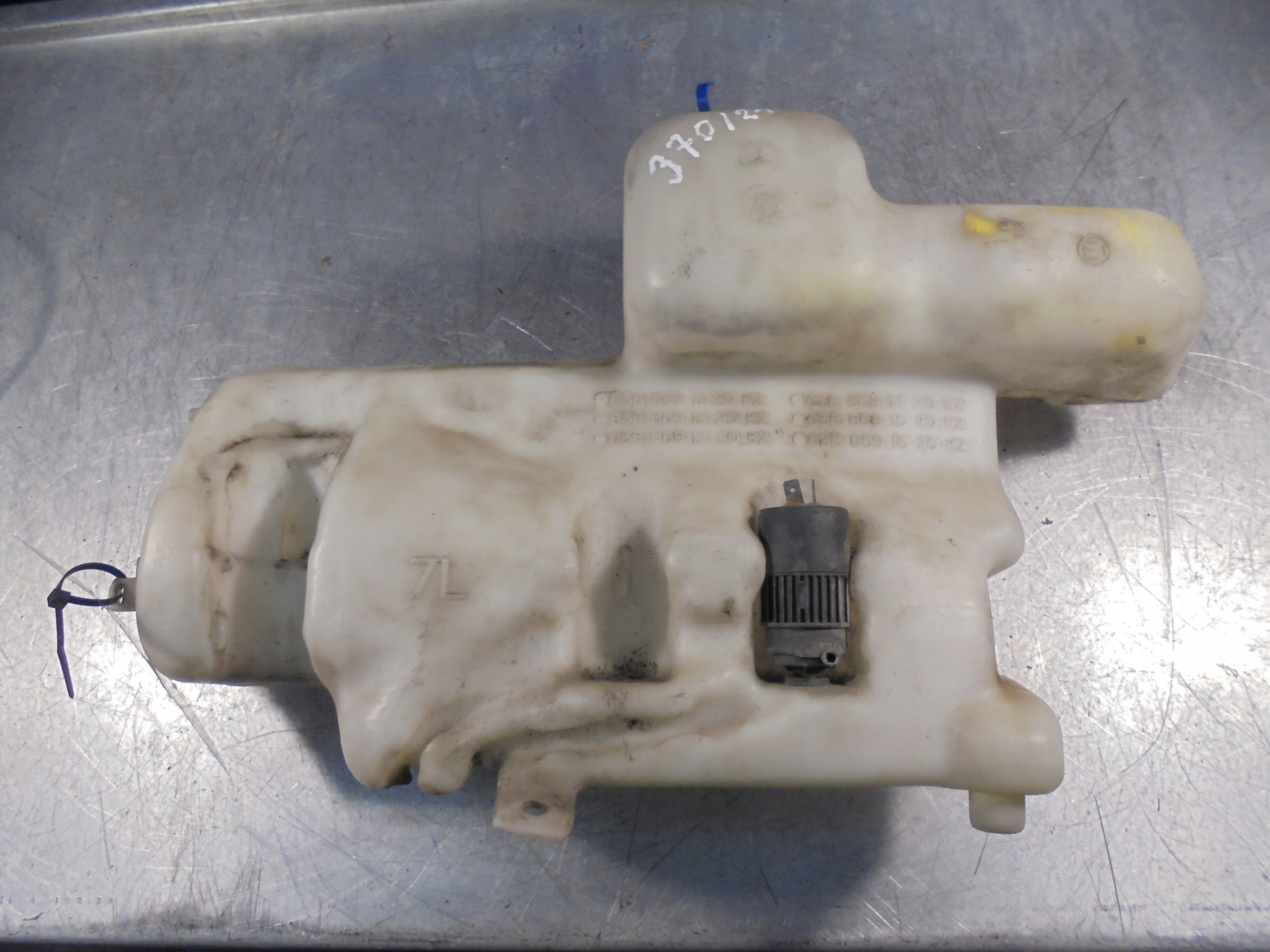 BEHÄLTER SPRITZDÜSE. MERCEDES VITO 2,2CDI 6388691120