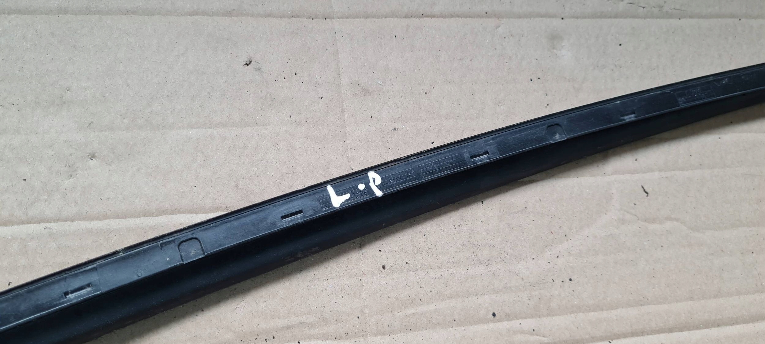 S4 B9 A4 8W moulding windows CZOLOWEJ left 8W0854327C
