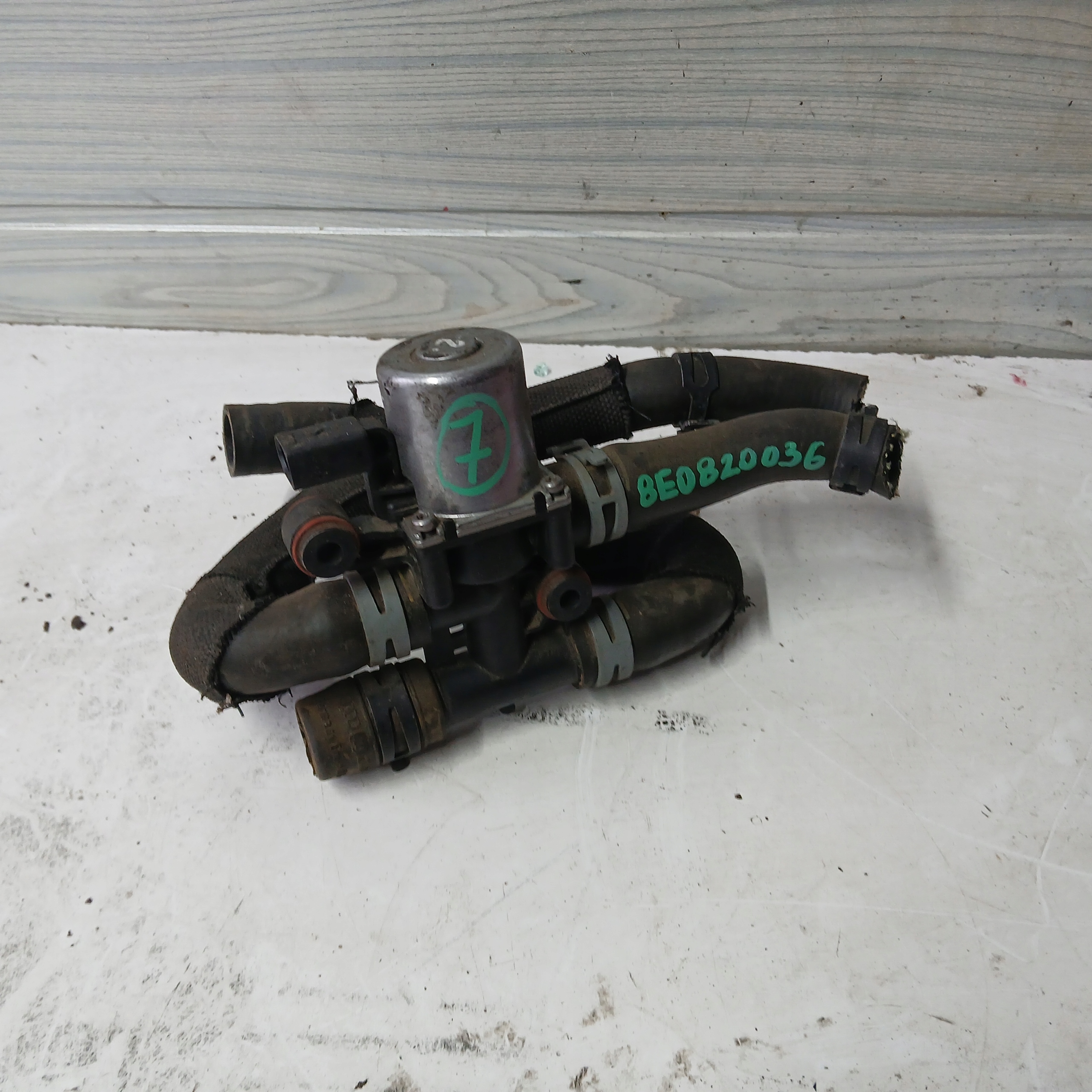 Zawór elektromagnetyczny Audi A4 B7 B6 A6 C6 wody