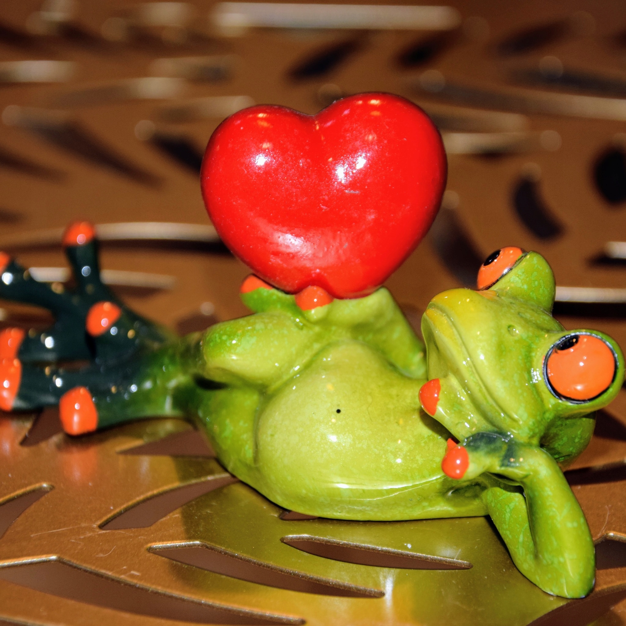 FIGURKA ŻABA LEŻĄCA Z SERCEM Wysokość produktu 6.5 cm