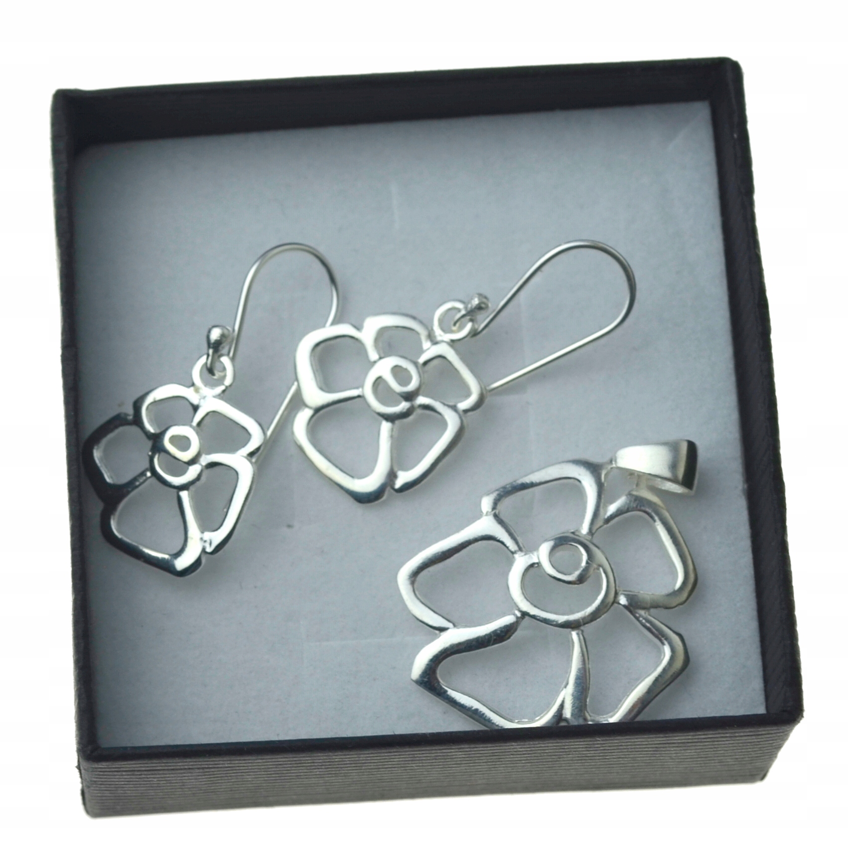 

Komplet srebrny kolczyki zawieszka kwiat pr. 925