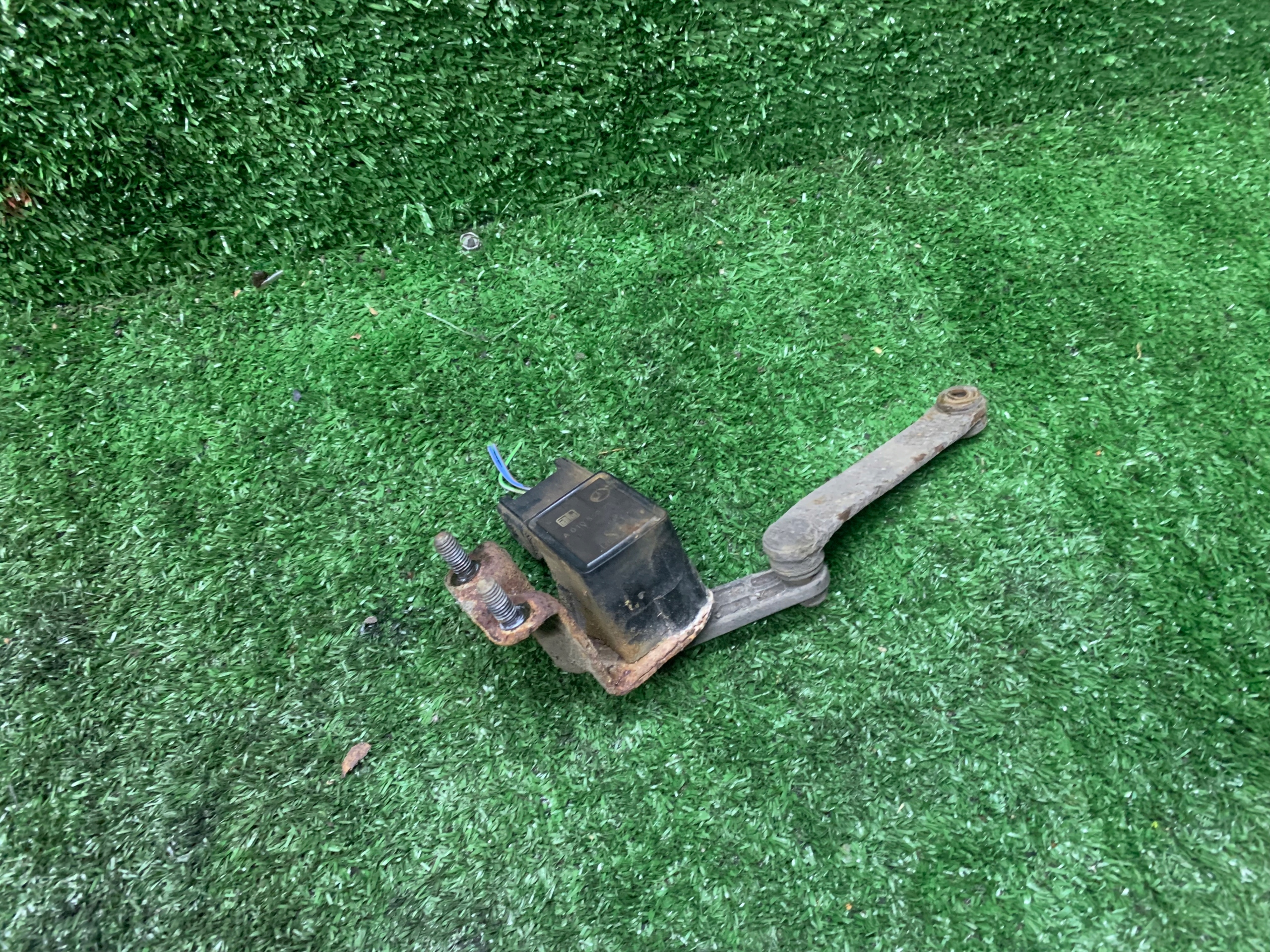 Mercedes W208 czujnik poziomowania świateł ksenon A01054277