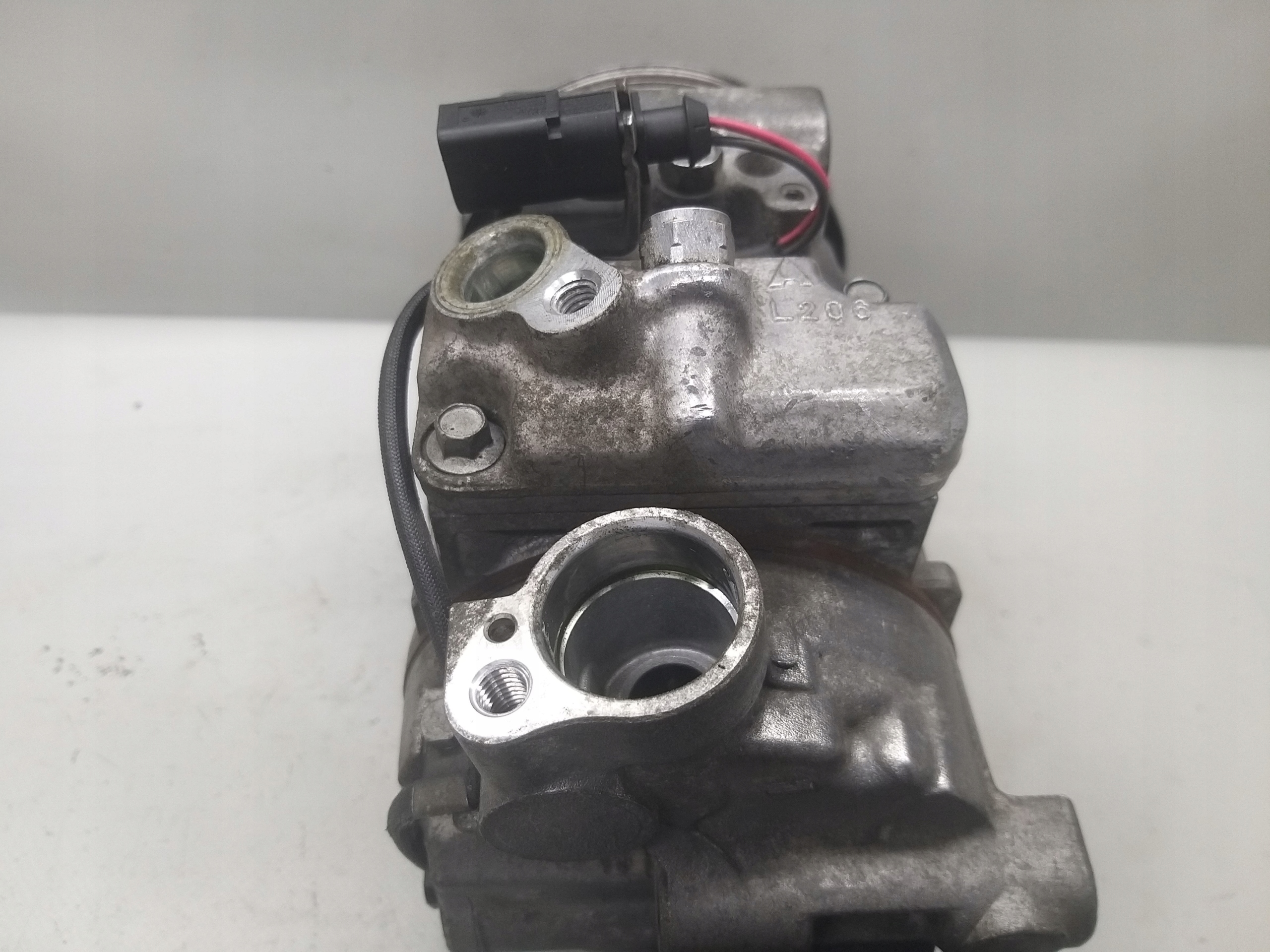 компрессор кондиционера 140A 14V 2.0 b Alt PASSAT B5 A4 B6 130KM 8E0260805AF
