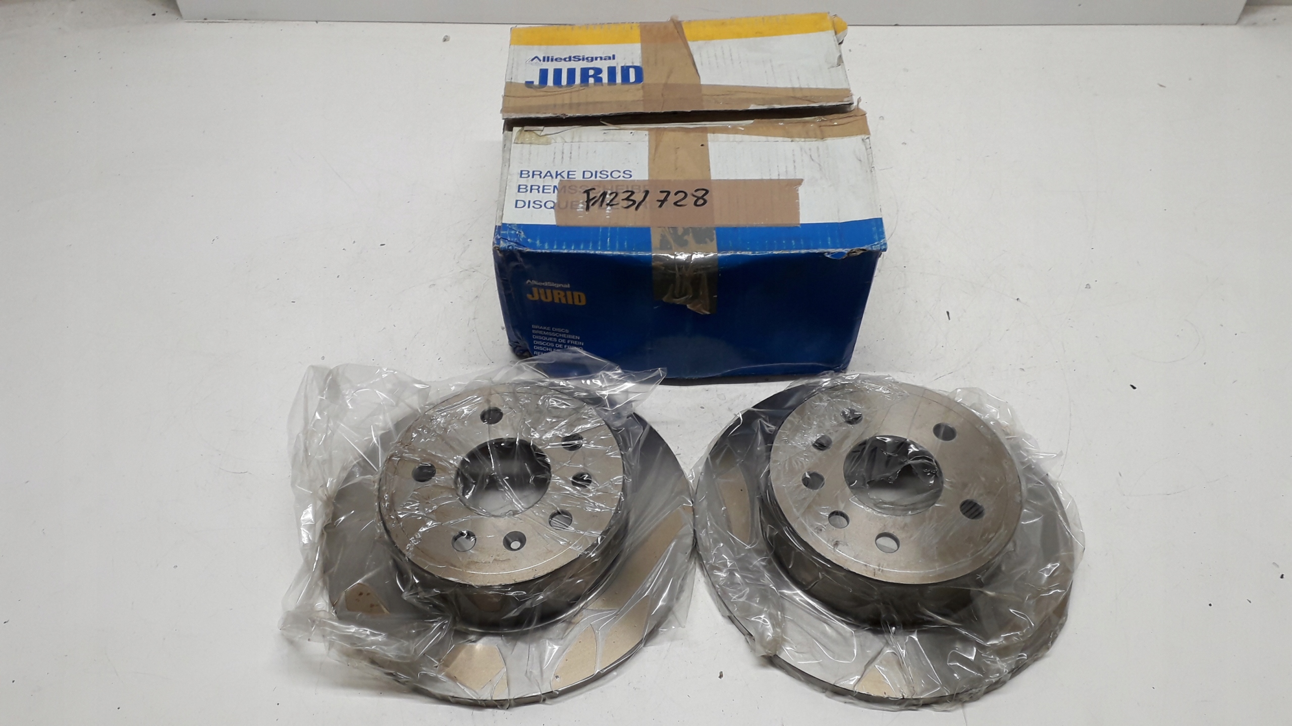 OPEL OMEGA A TARCZE HAMULCOWE TYŁ 561408J