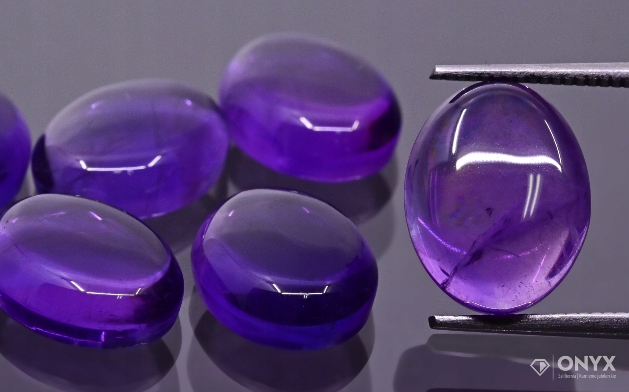 Ametyst A nízký kabošon ovál 12,5x9,5 mm