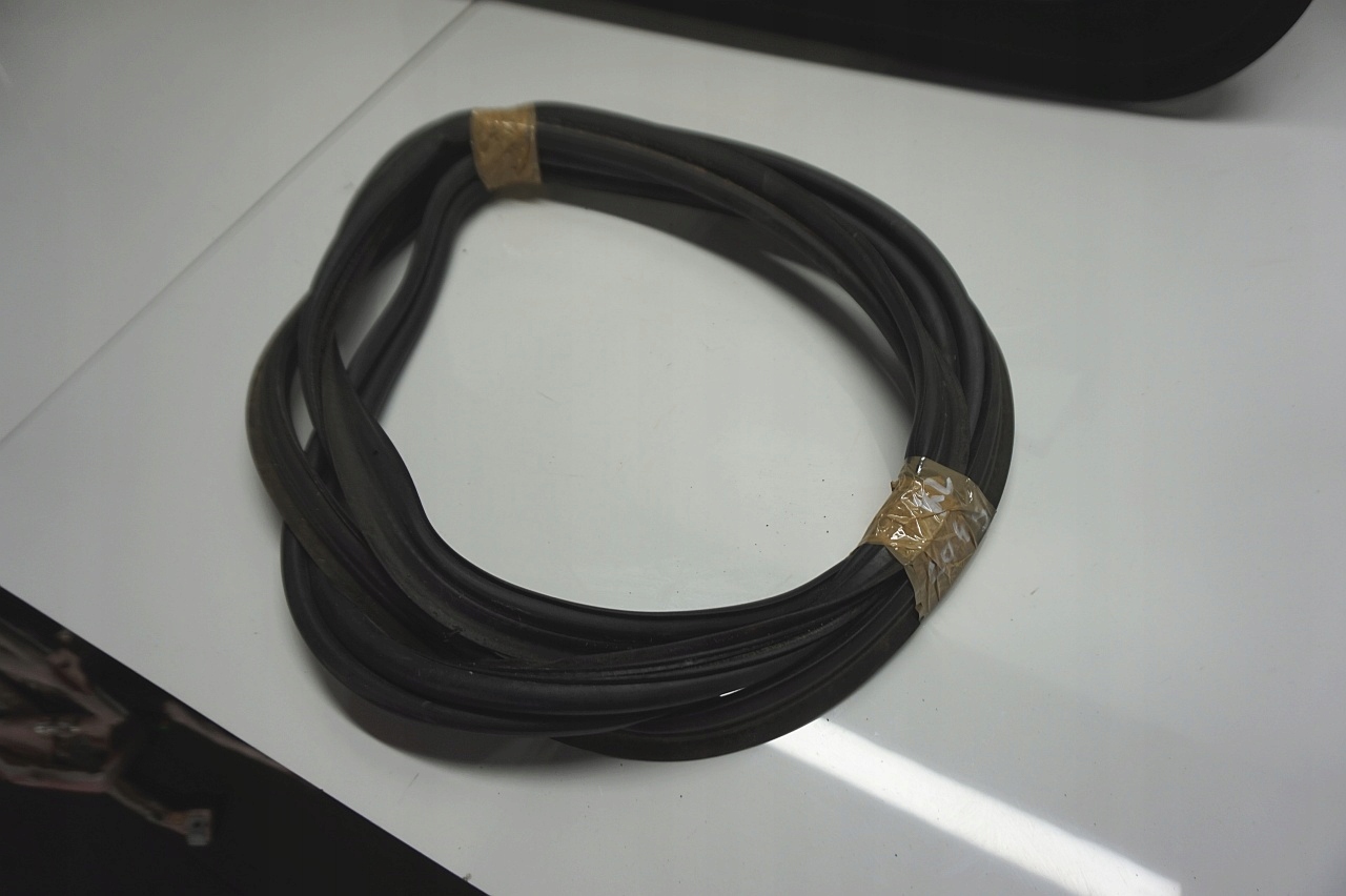 Mercedes w204 sedan tył uszczelka klapy bagażnika tylna Producent części Mercedes-Benz OE