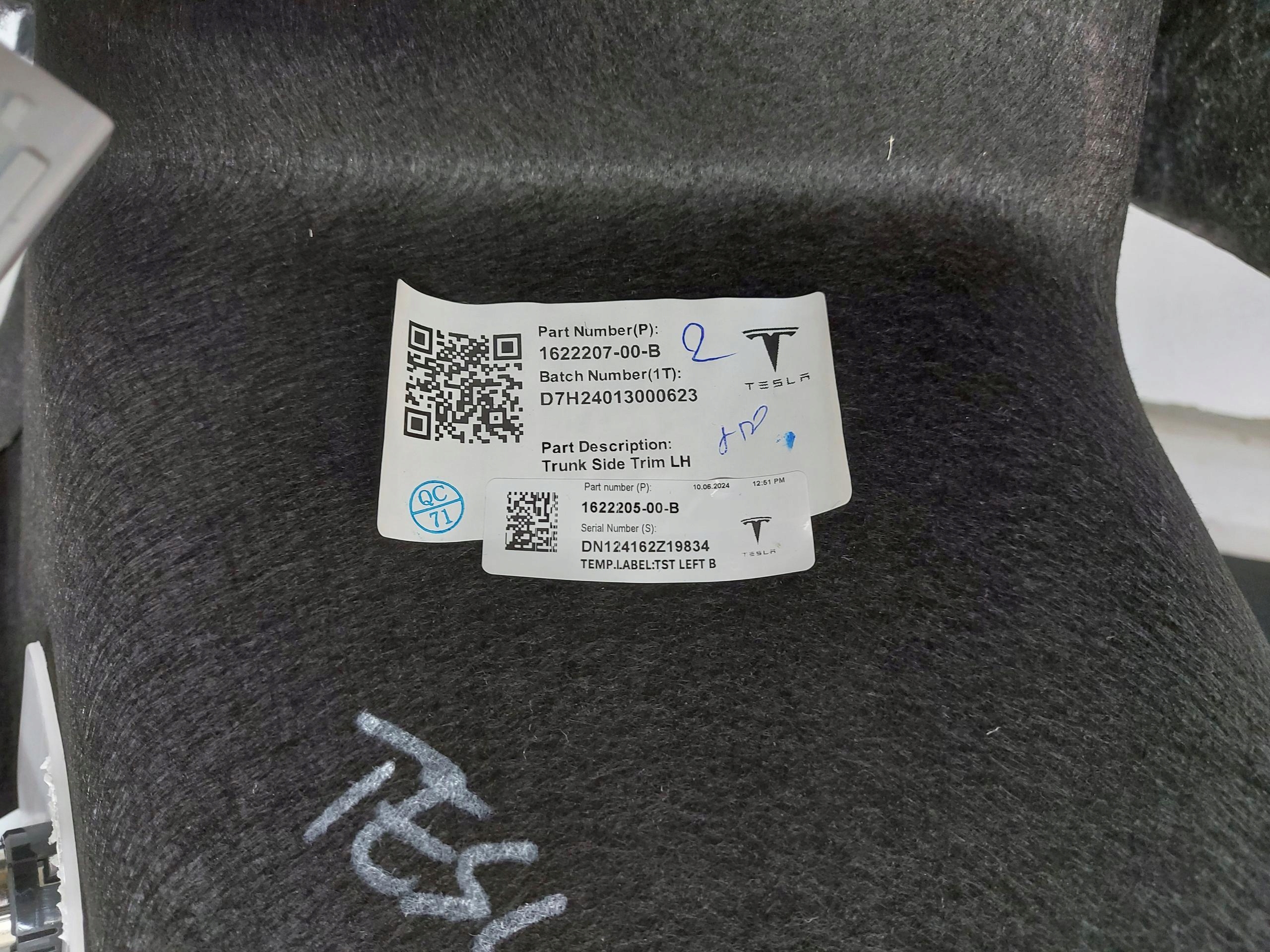 TESLA MODEL Y 2024r side upholstery boot 1622207-00-B-JLK01