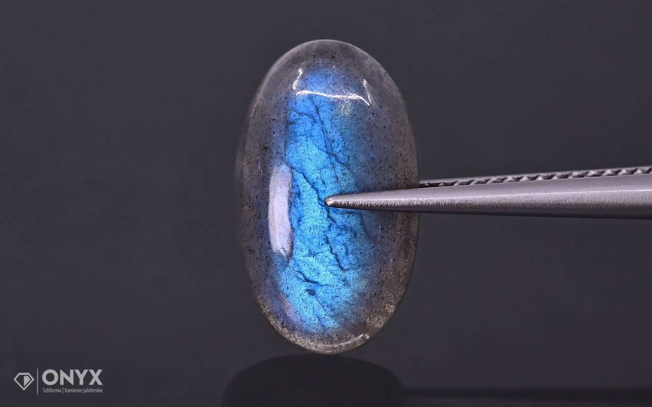 Labradorit kabošon ovál 17,5x10,5 mm