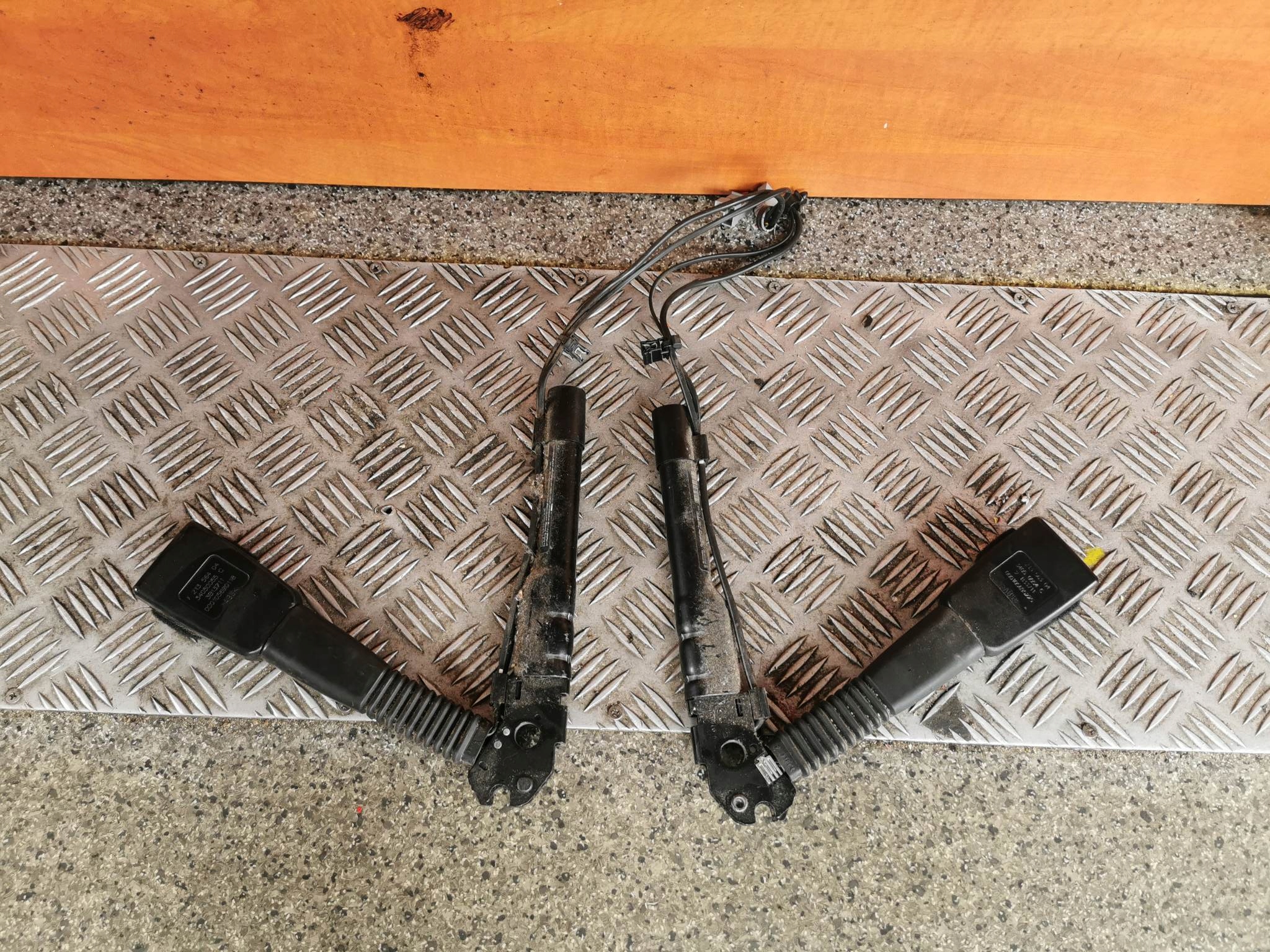 НАТЯЖИТЕЛЬ ПАНЕЛИ ПЕРЕД BMW E90 OE 721356304