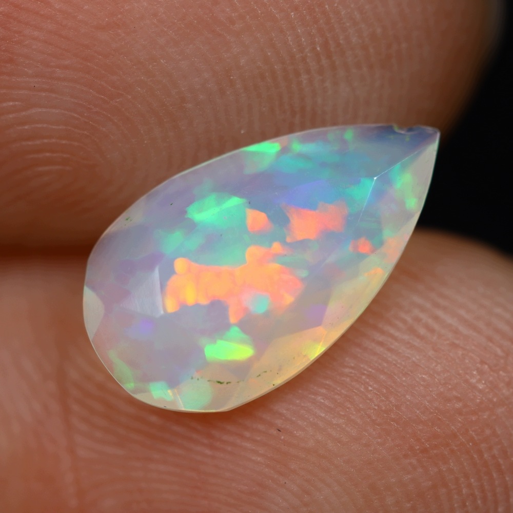 Přírodní opál 0.98 ct Lžička Etiopie certifikát Wbd