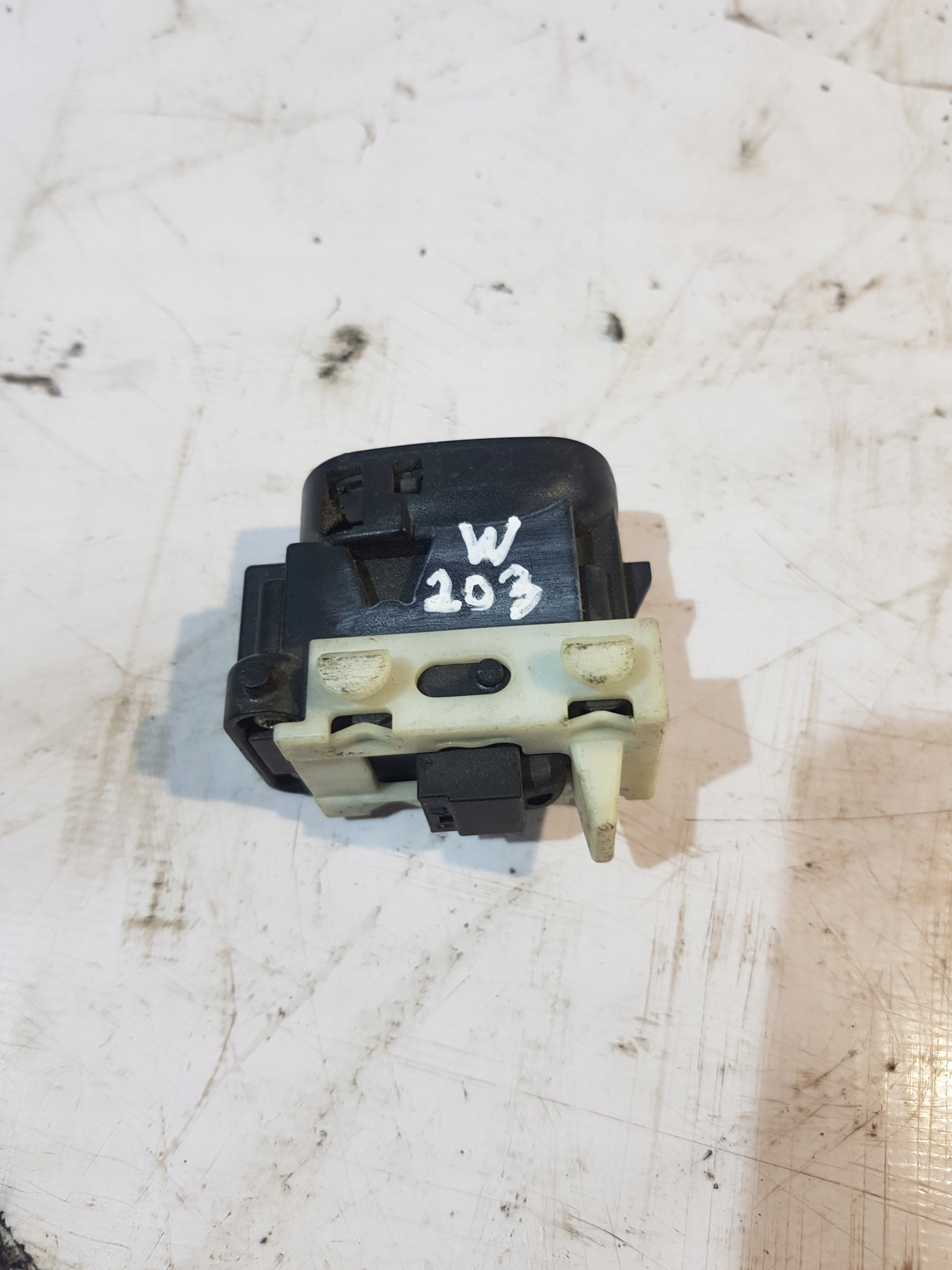 button windows Mercedes-Benz OE A2038200210