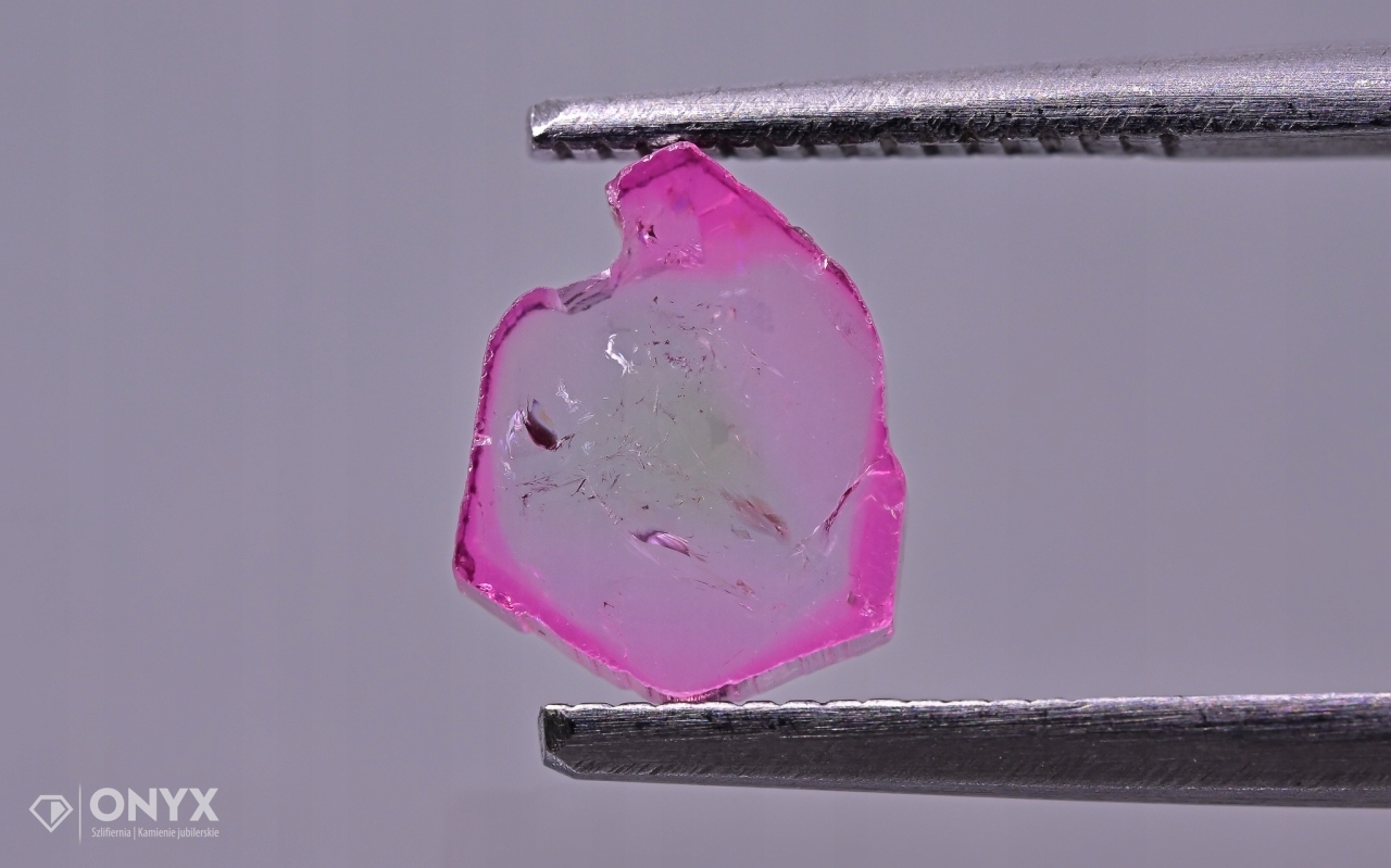 Turmalín deska nepravidelná 7,5x6,5 mm