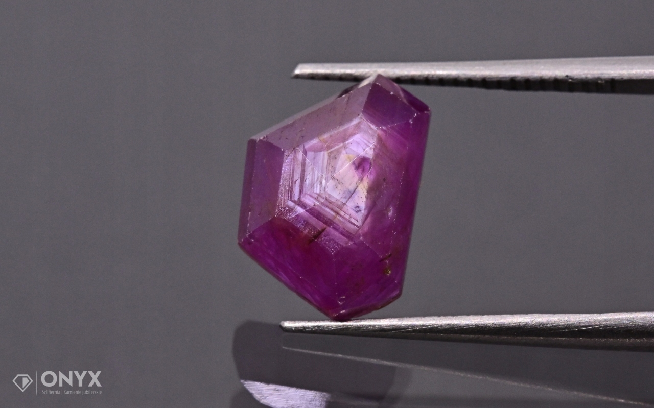 Rubín fazetovaná rozeta nepravidelná 10,5x7,5 mm