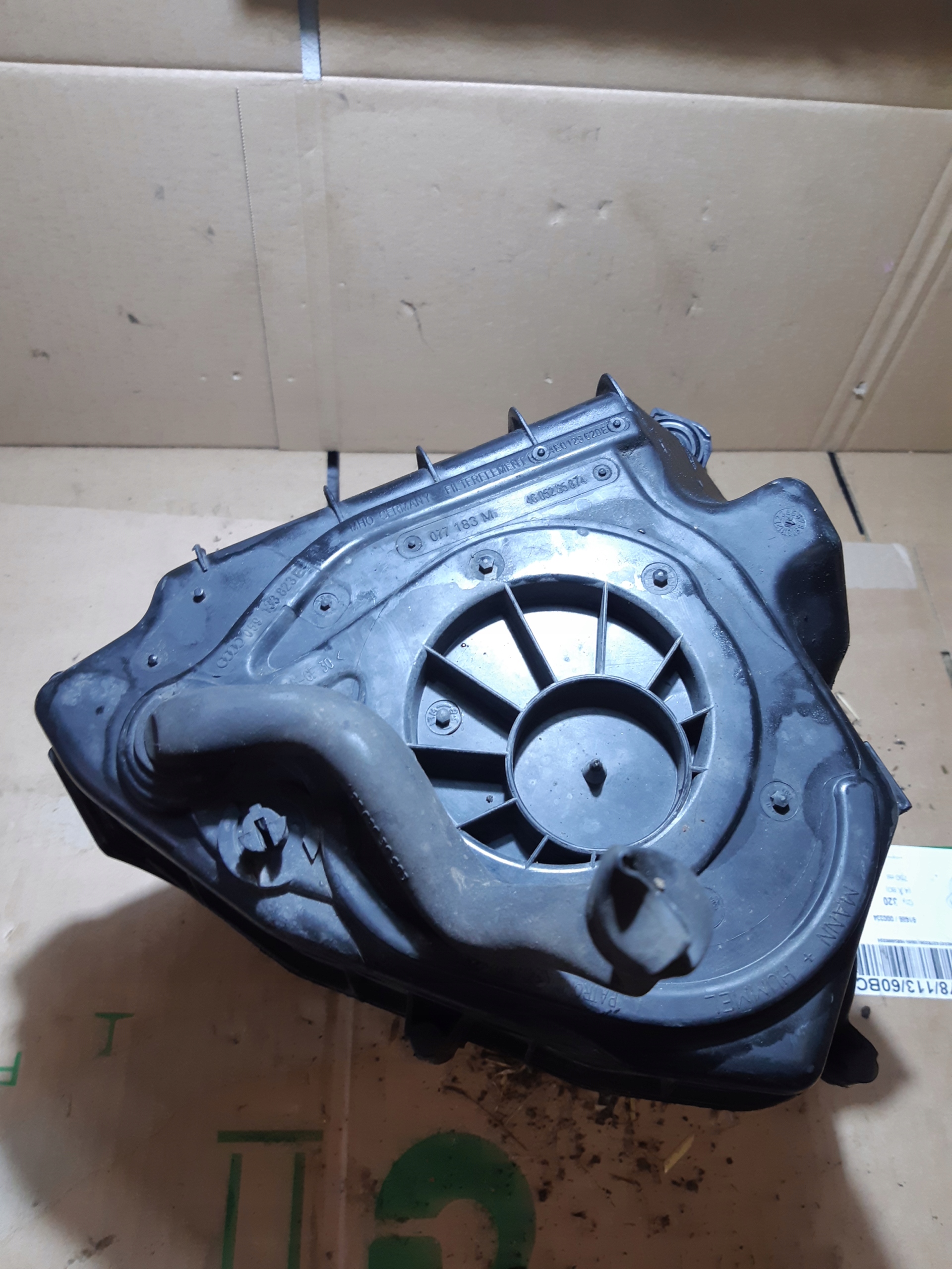 AUDI A8 D3 3.0 TDI cover of a filter, air 059133823E